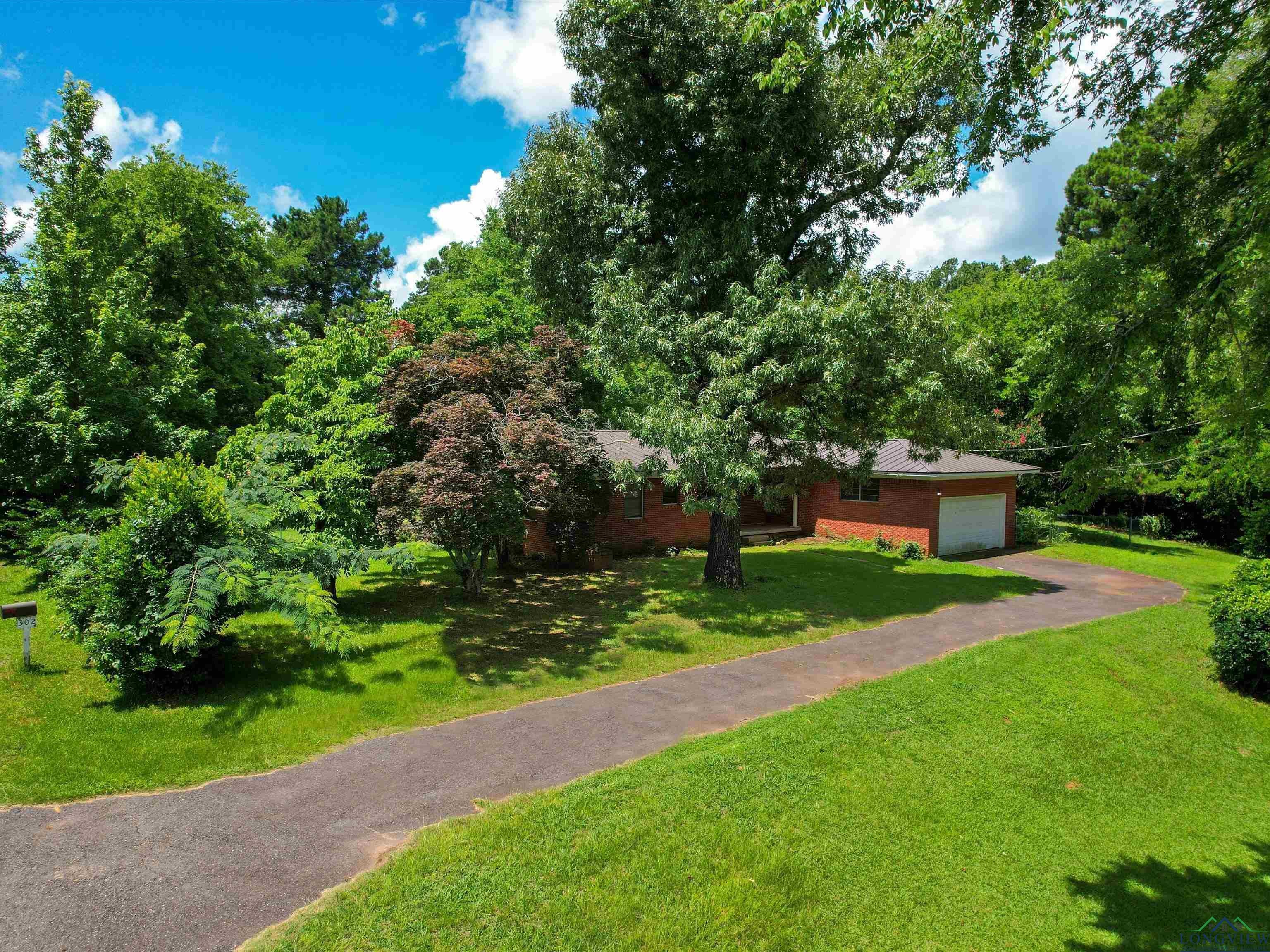 302 Wildwood Dr — photo