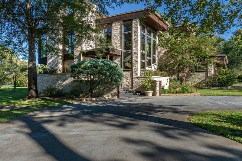 4901 Victory Dr. — photo