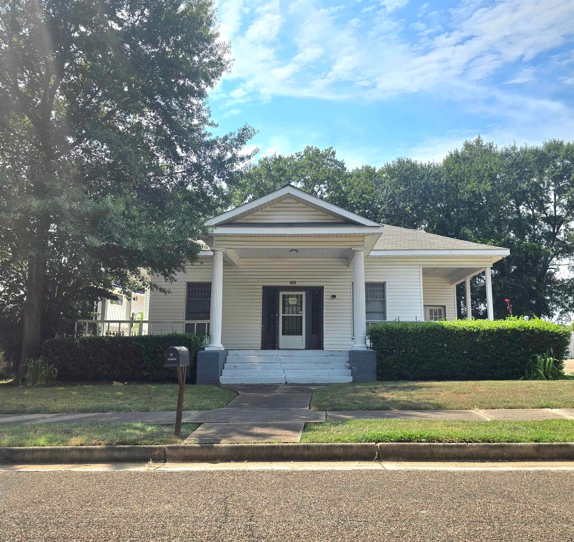 425 S Main St. — photo