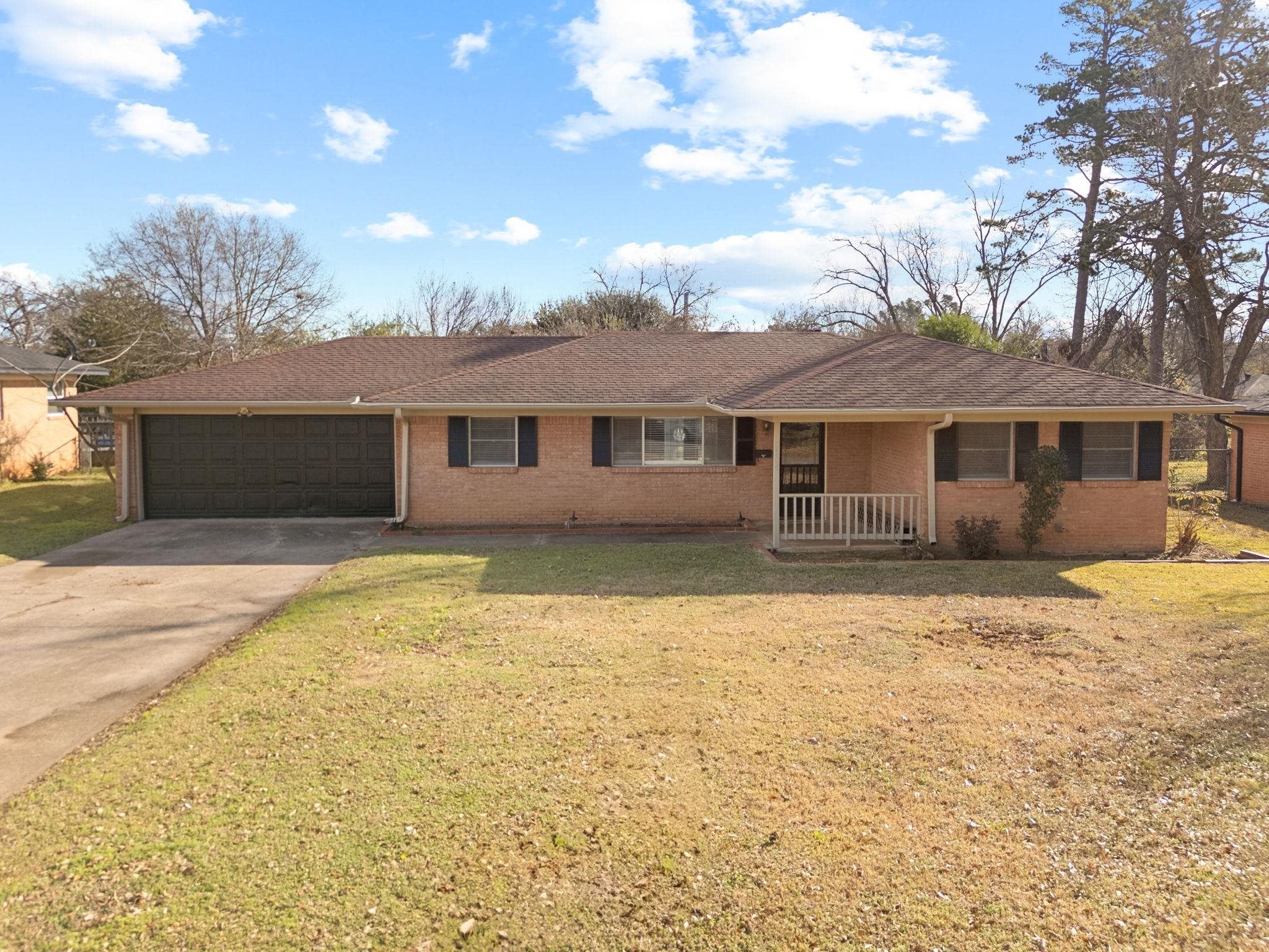 2304 Crestwood Dr — photo