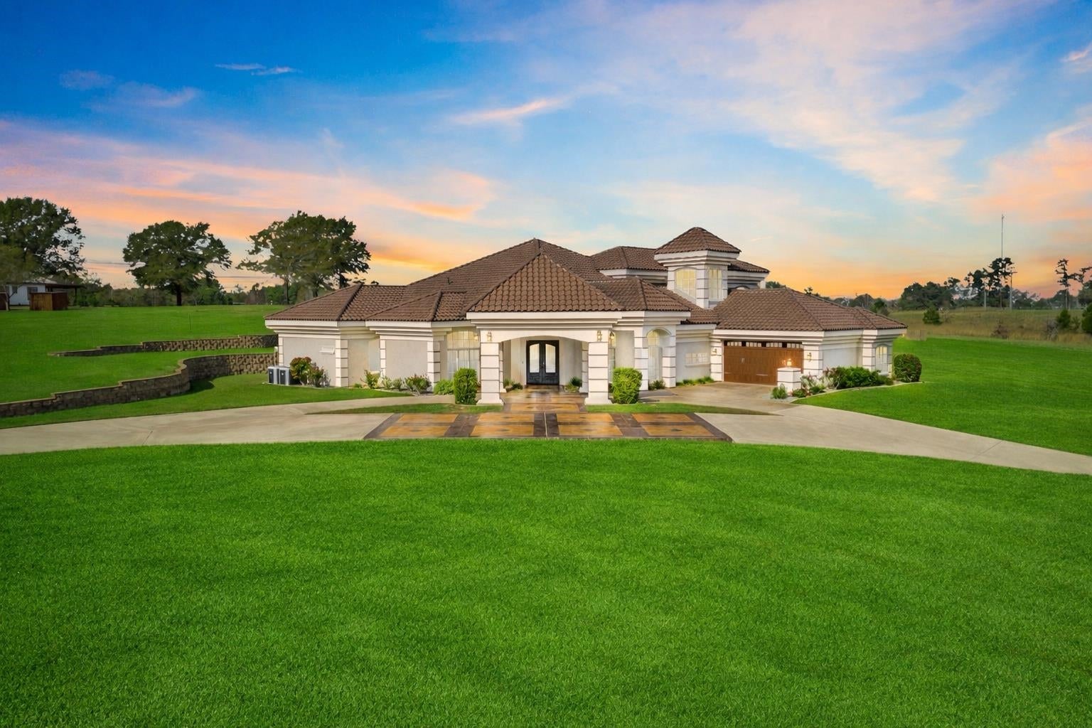 989 Mustang Dr. — photo