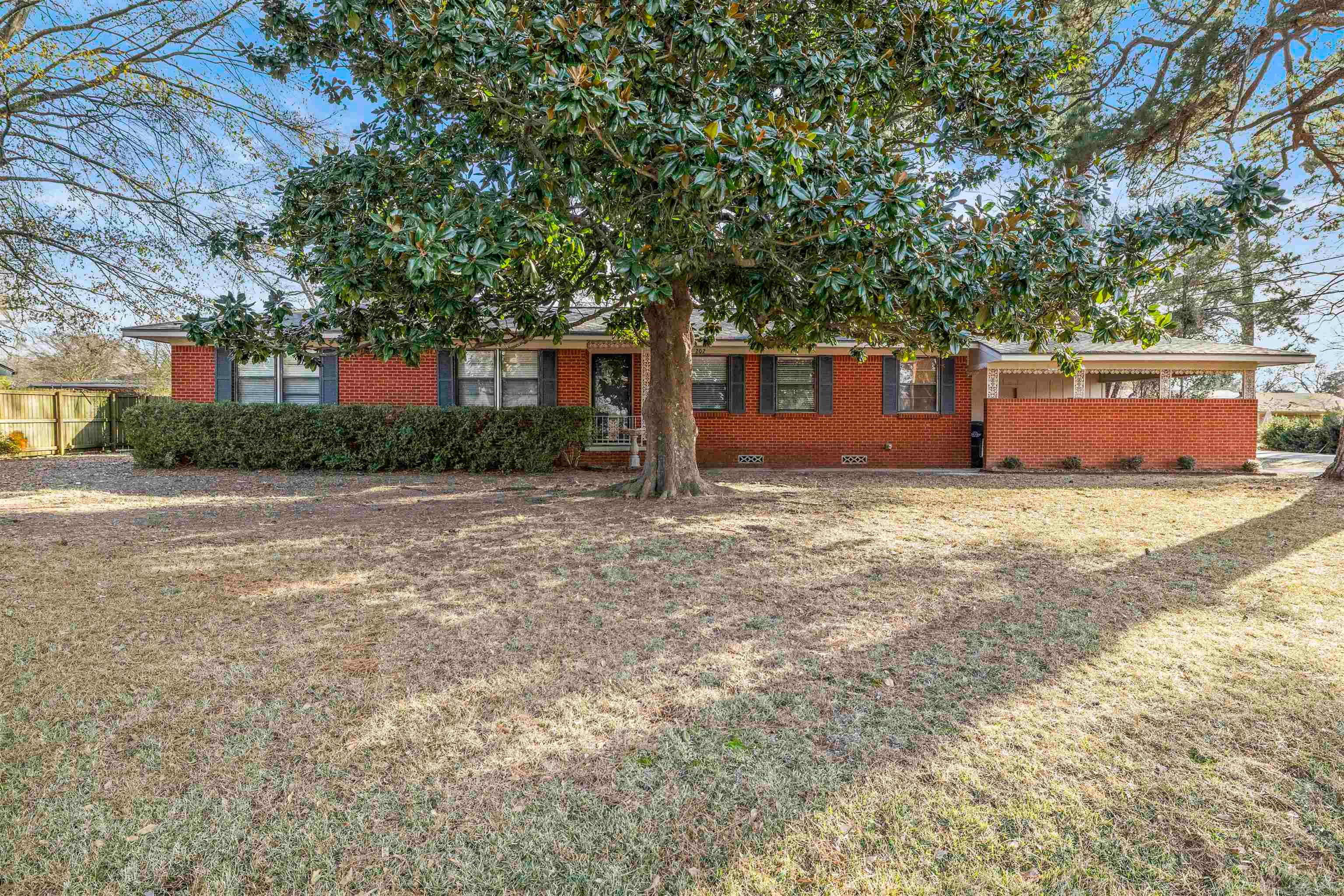 202 E Fairlane Dr. — photo