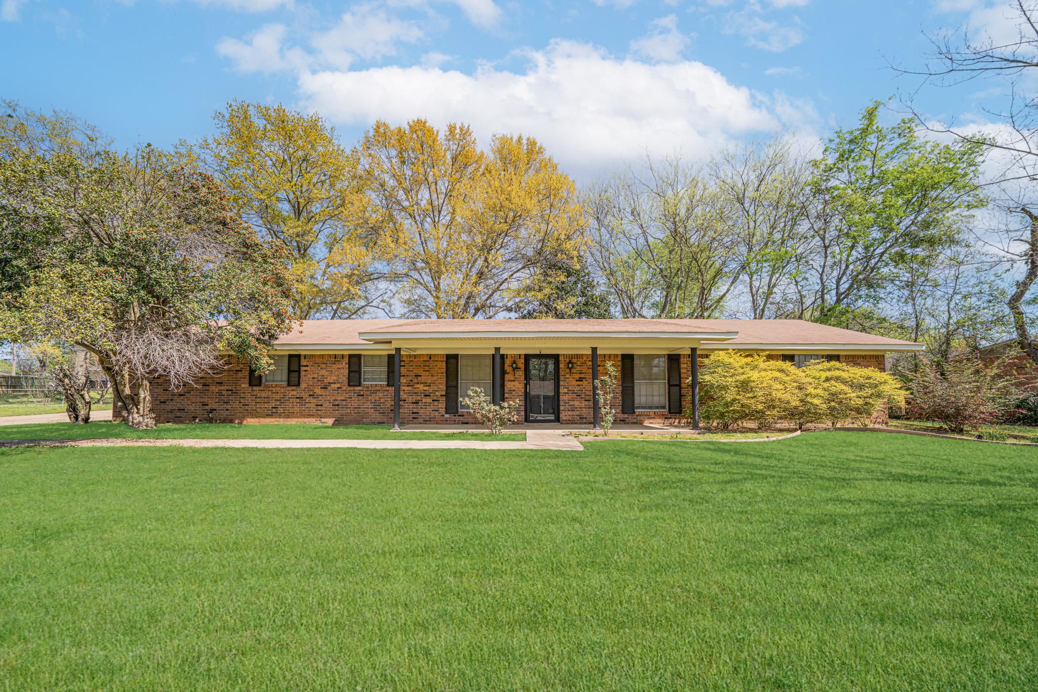 105 Sherwood Dr — photo