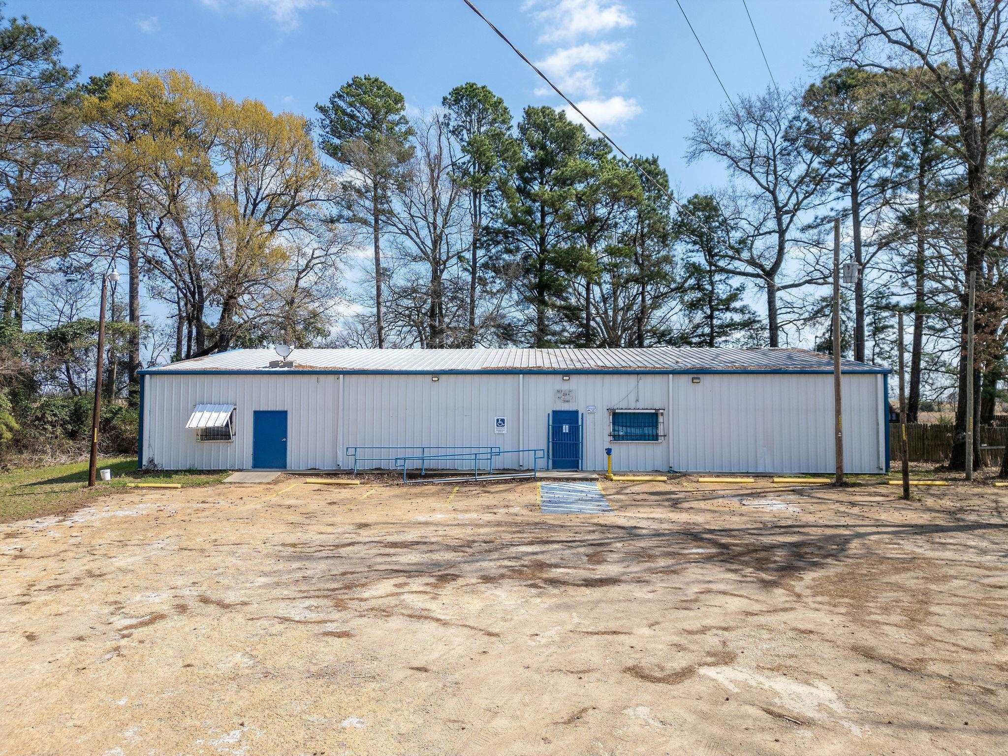 5810 Highway 259 — photo