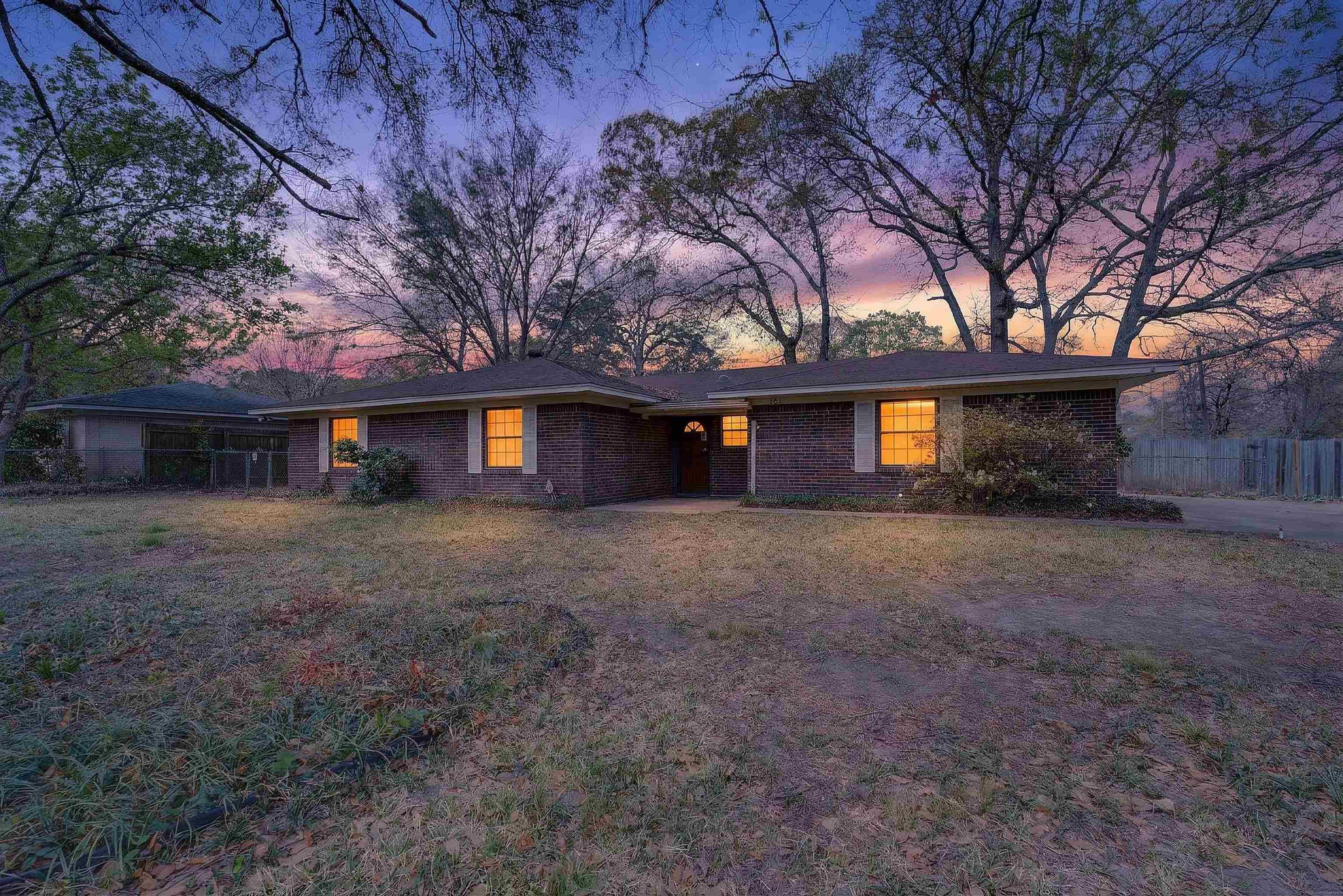 307 E Fairlane Dr. — photo