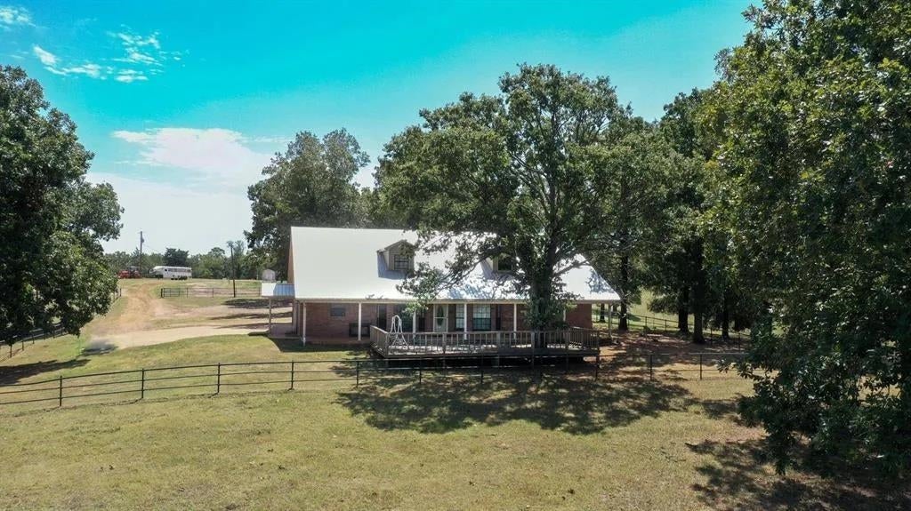 5560 & 5600 Texas Highway 8 — photo