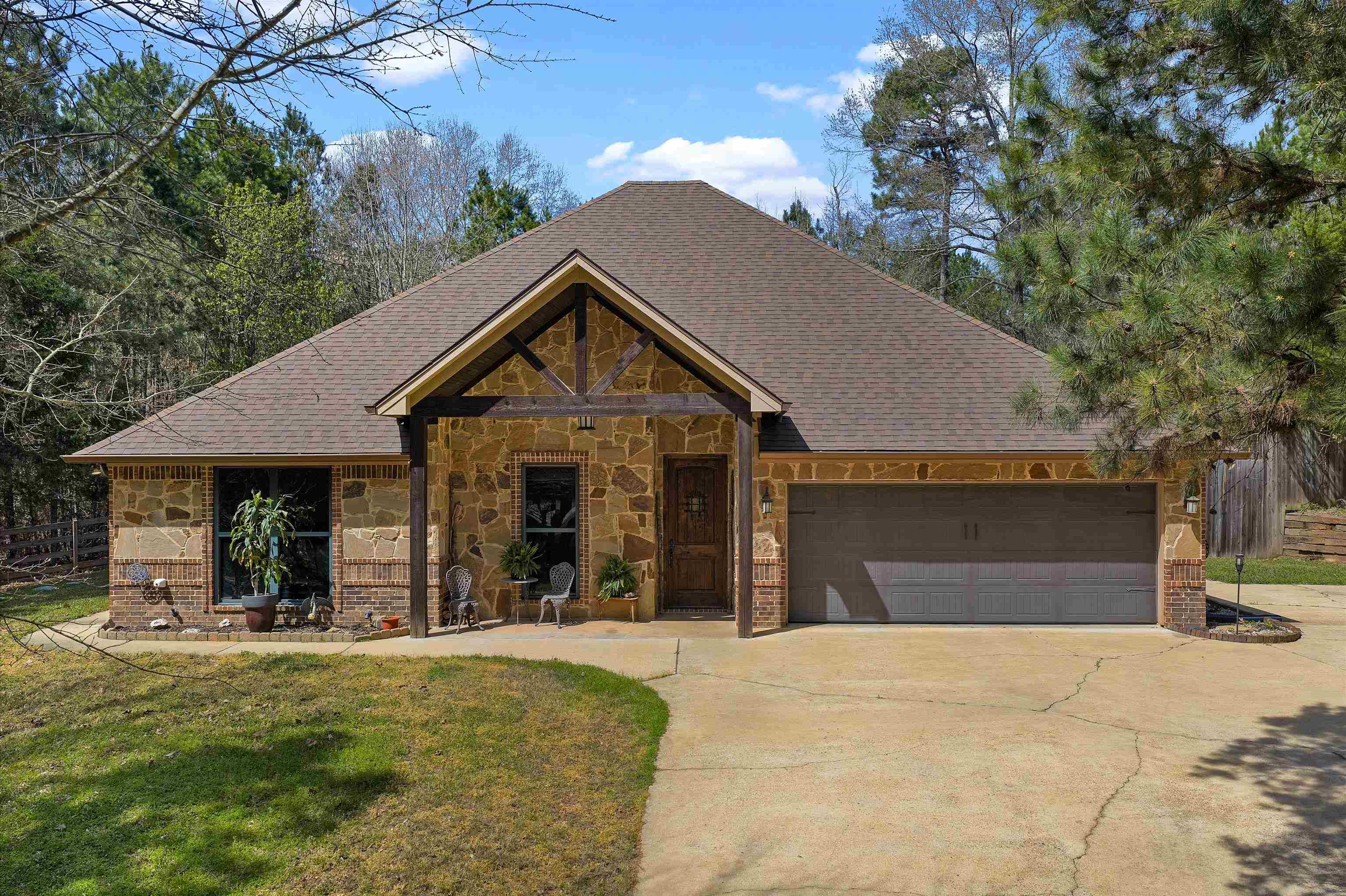 140 Winky Ln. — photo