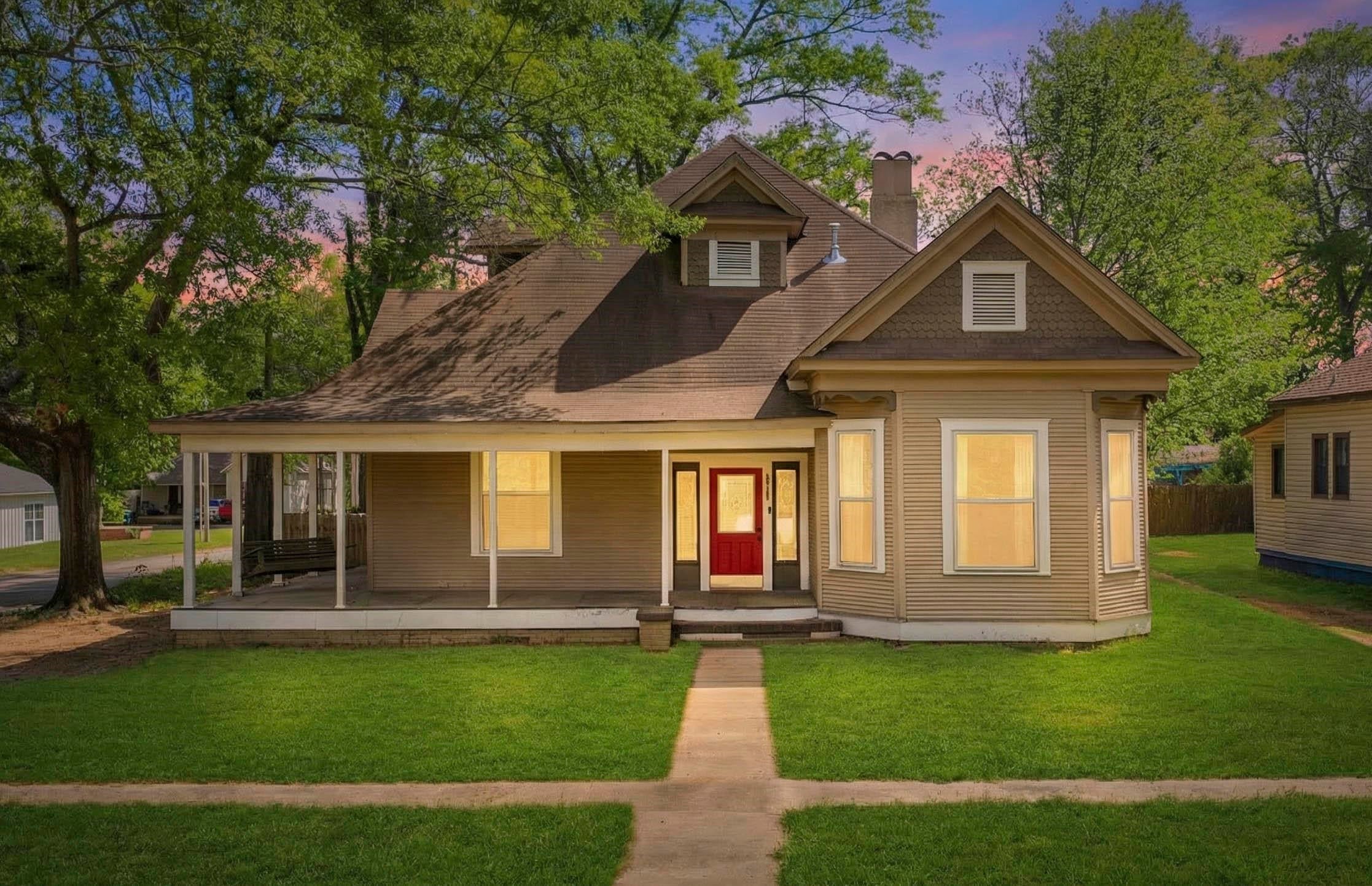 1306 E Fannin St. — photo