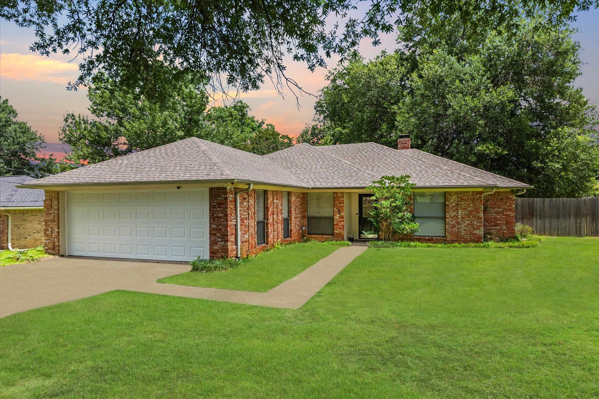 2900 Crossroads Dr — photo