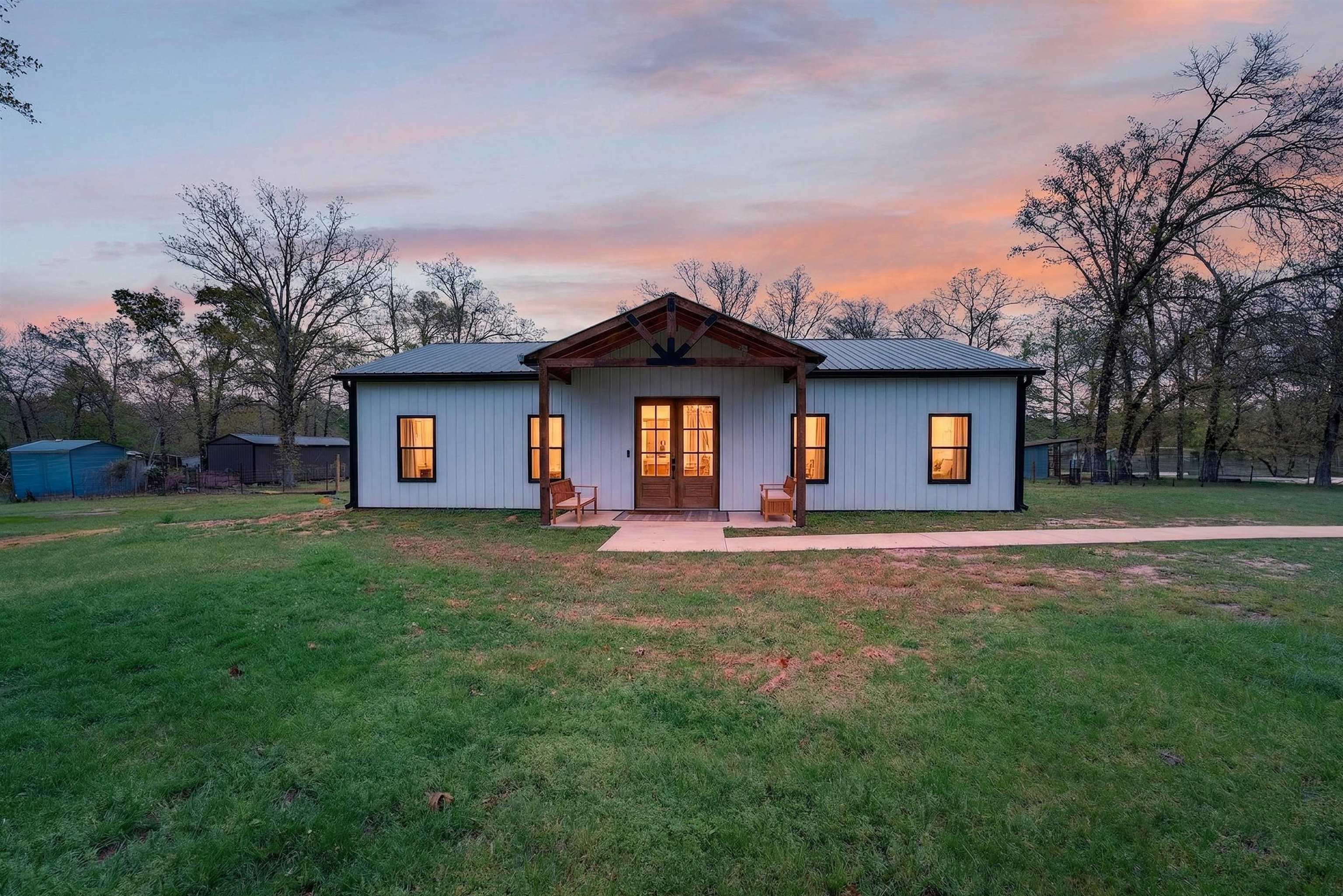 1075 First Road, Diana, TX 75640