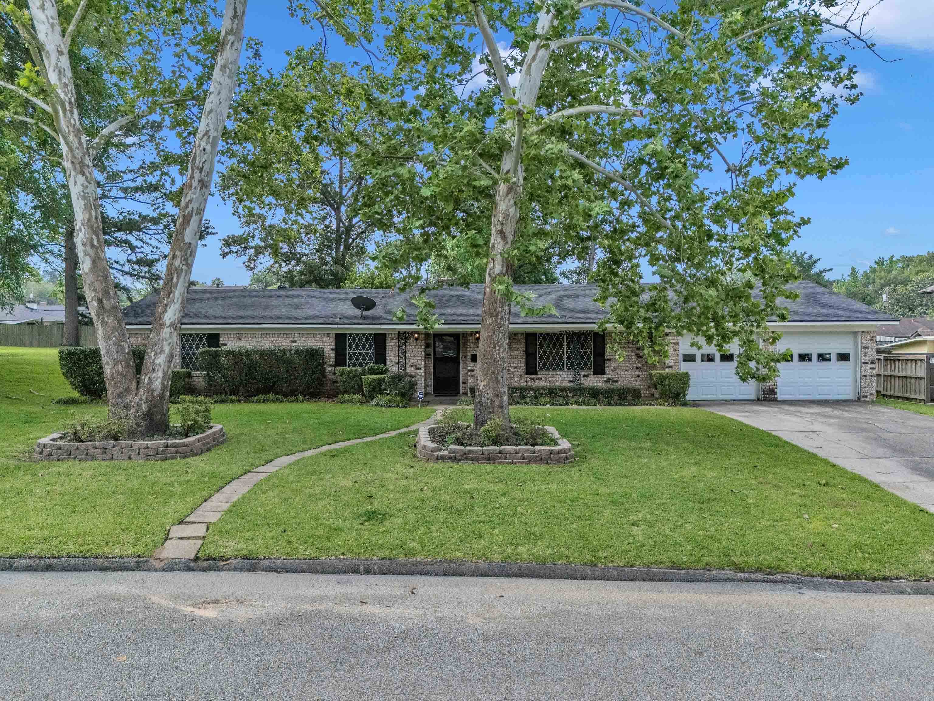 714 Lynnwood Lane — photo