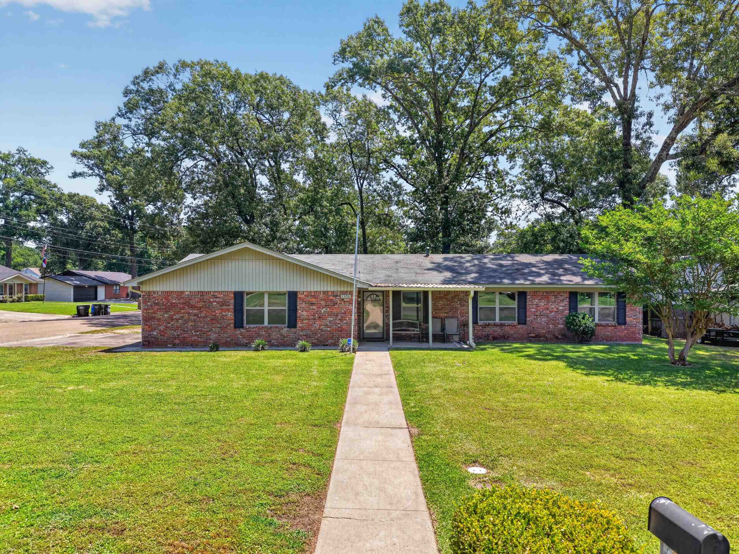 1306 Greenbriar Dr — photo