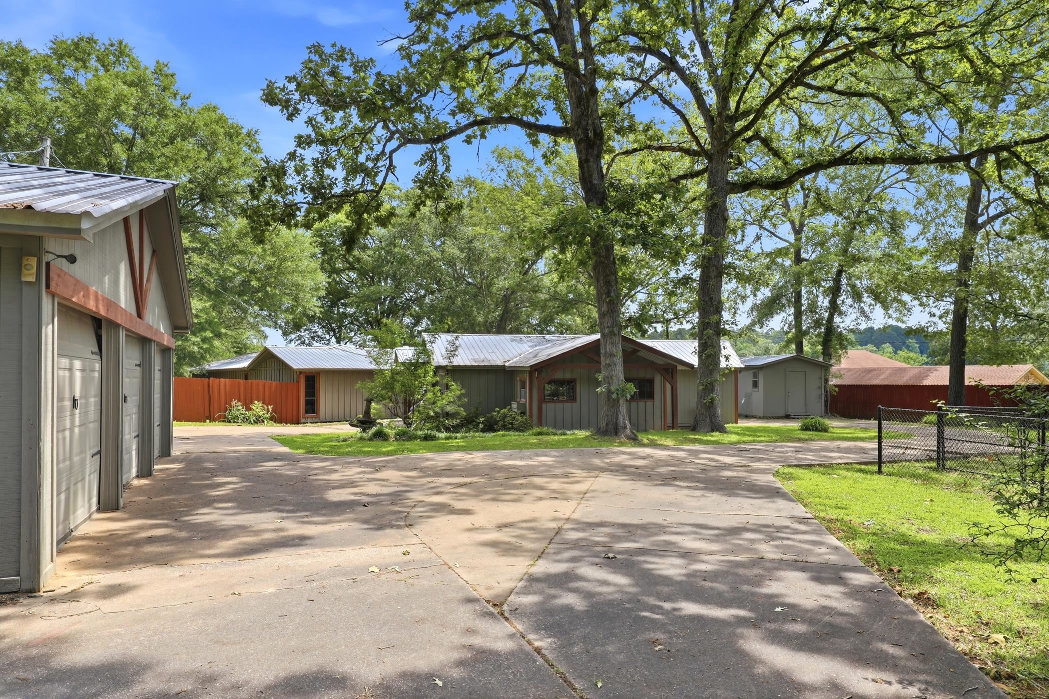 222 N Lake Dr — photo