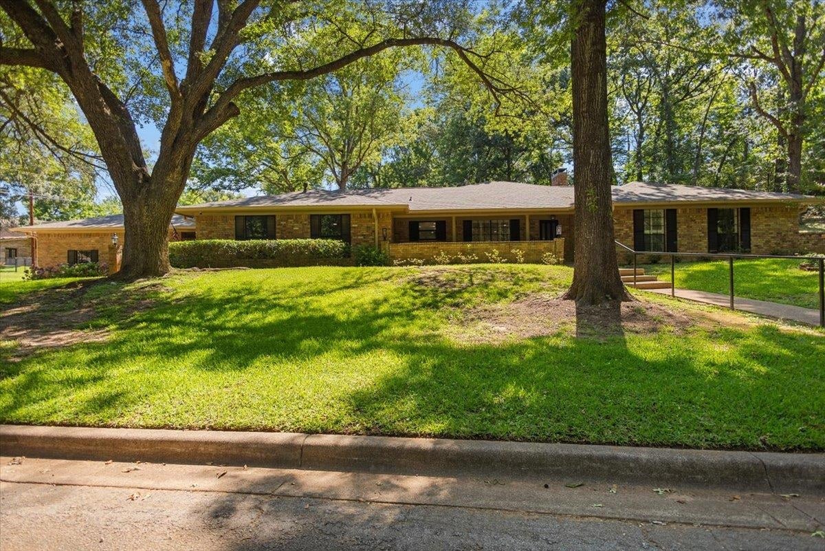 555 Lakeshore Dr. — photo