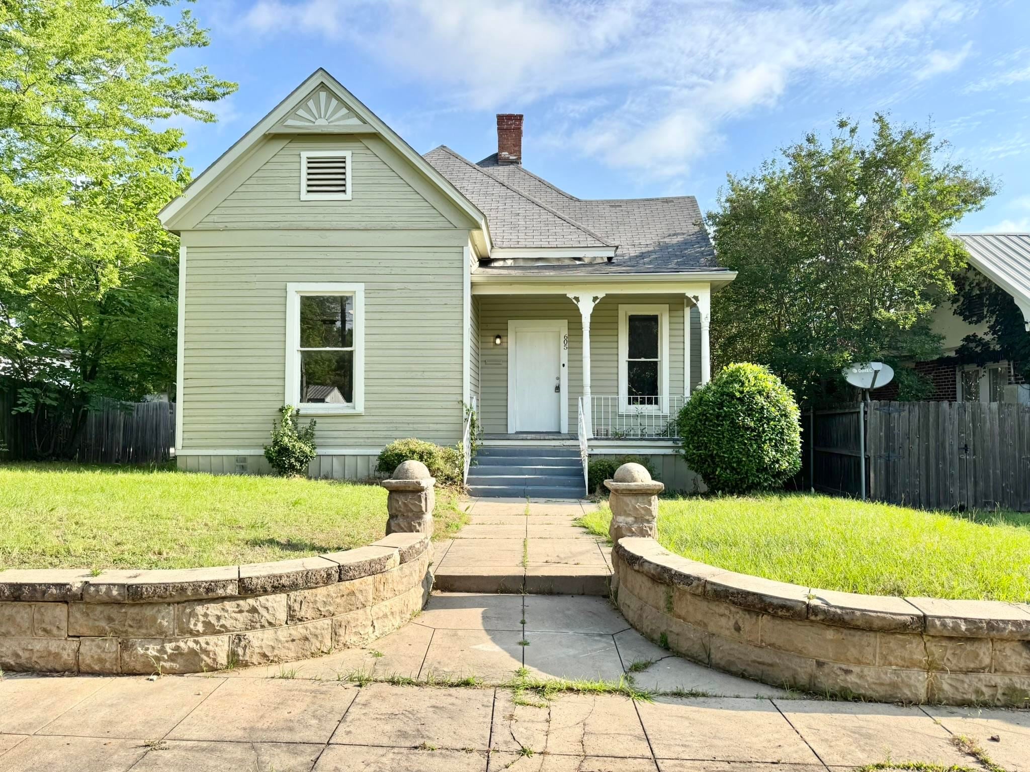 605 E Rusk St. — photo