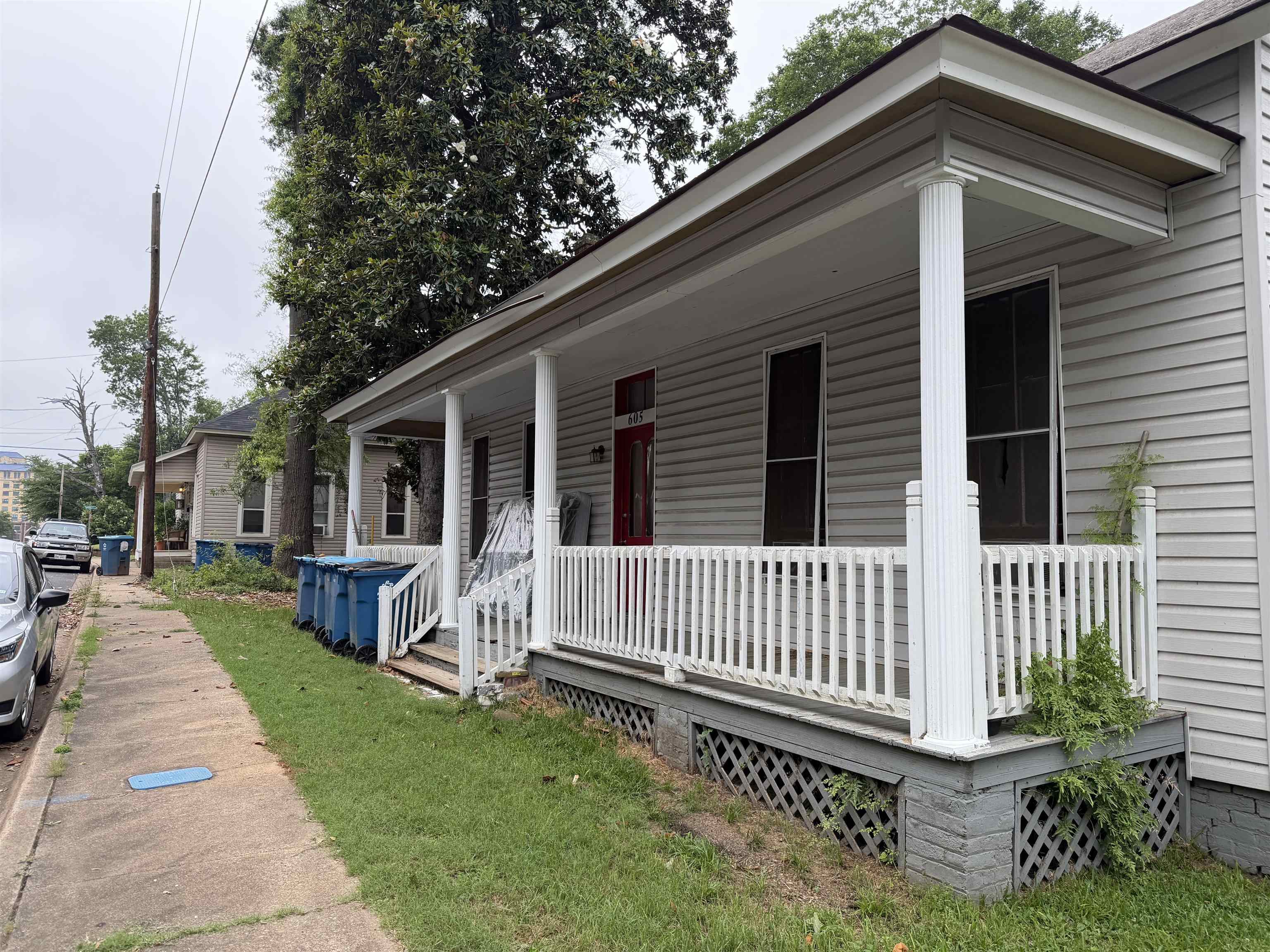 605 E Houston — photo