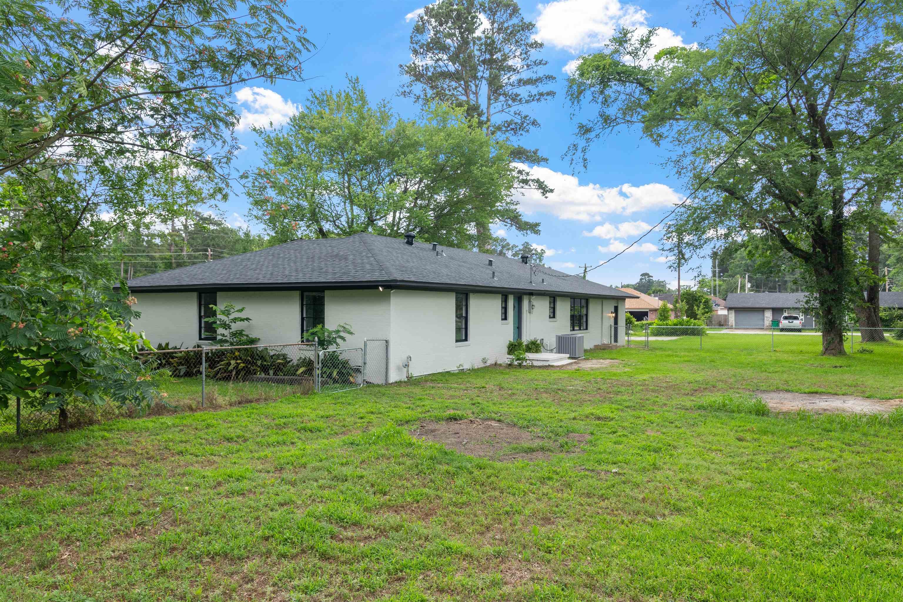 1065 Gardiner Mitchell Parkway — photo