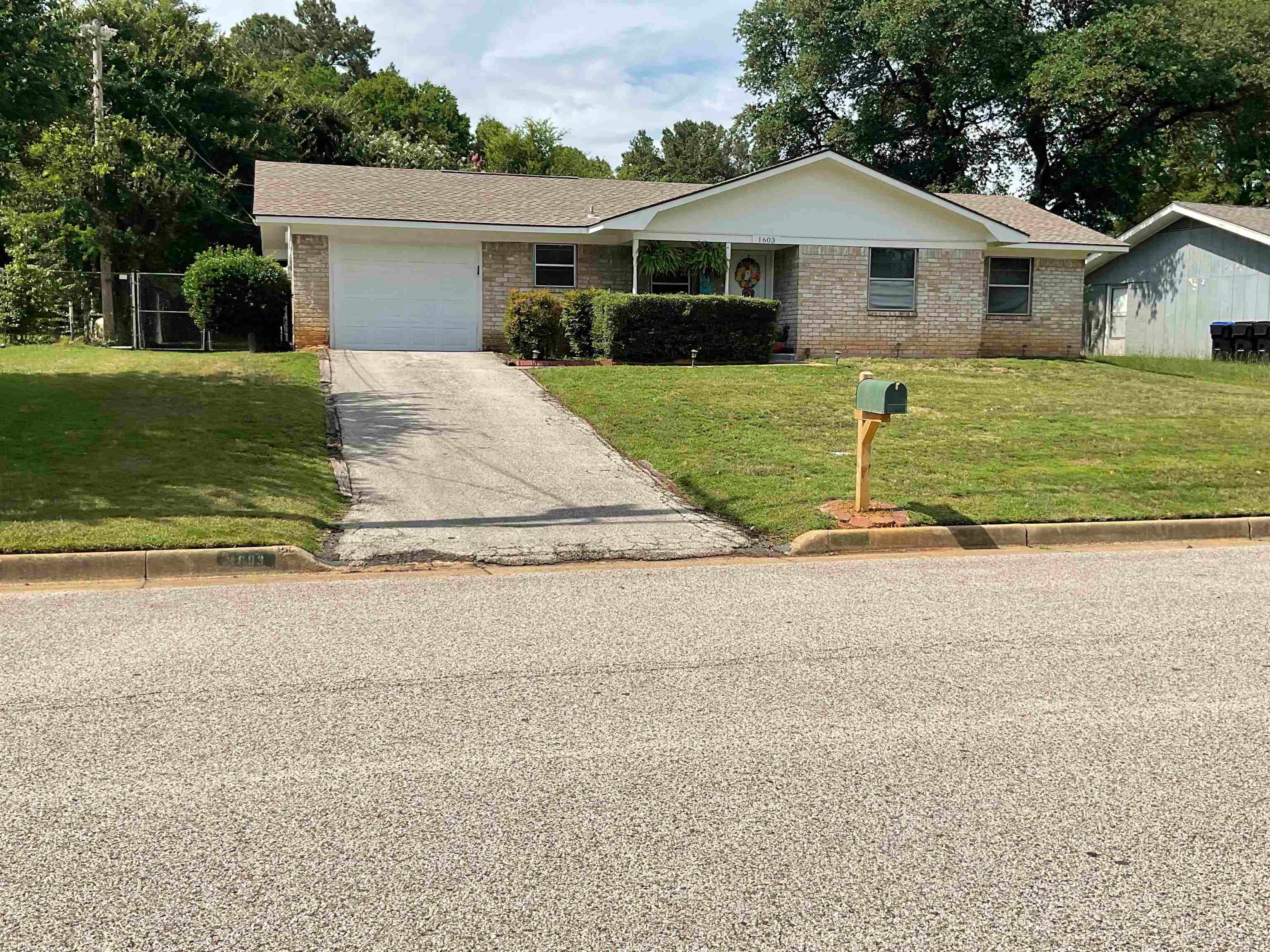 1603 Clearwood Dr — photo