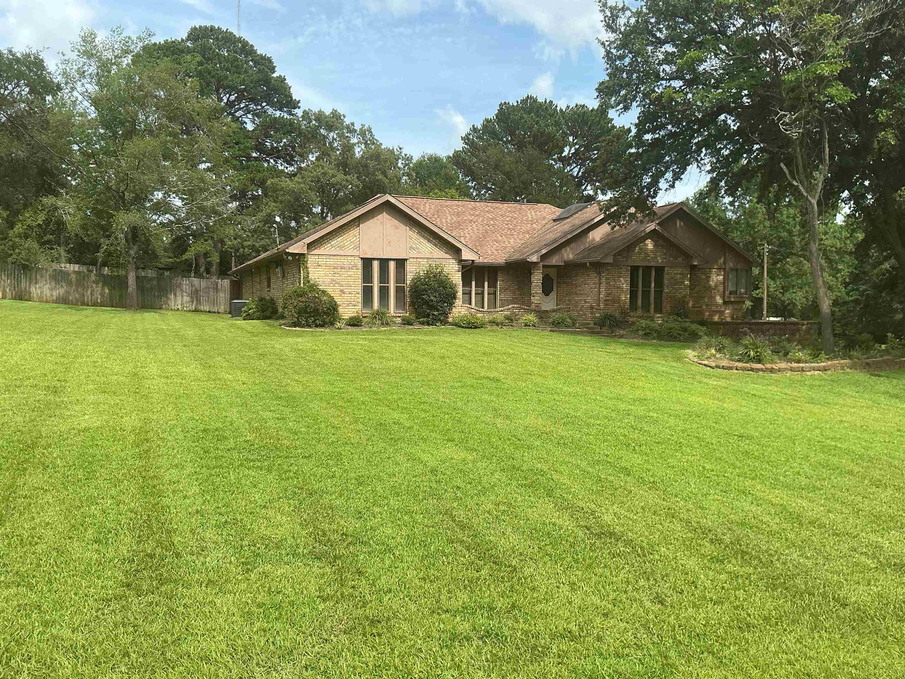 692 Sunnybrook Dr — photo