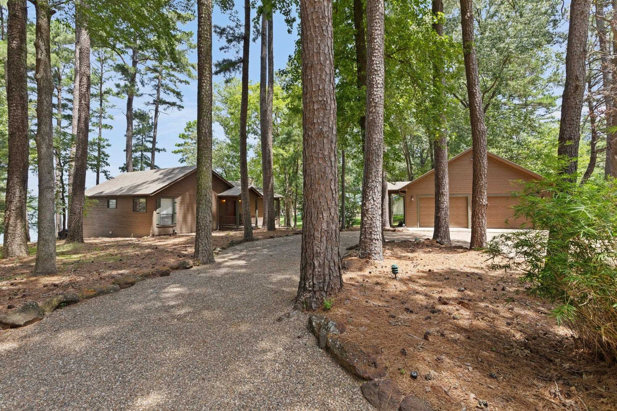 400 Windy Point Dr — photo
