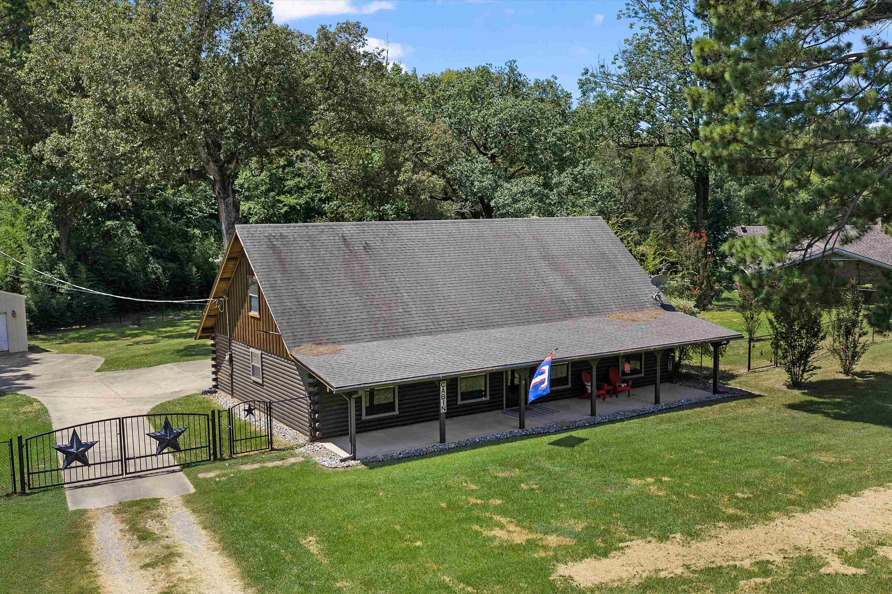 255 Corrine Pl — photo