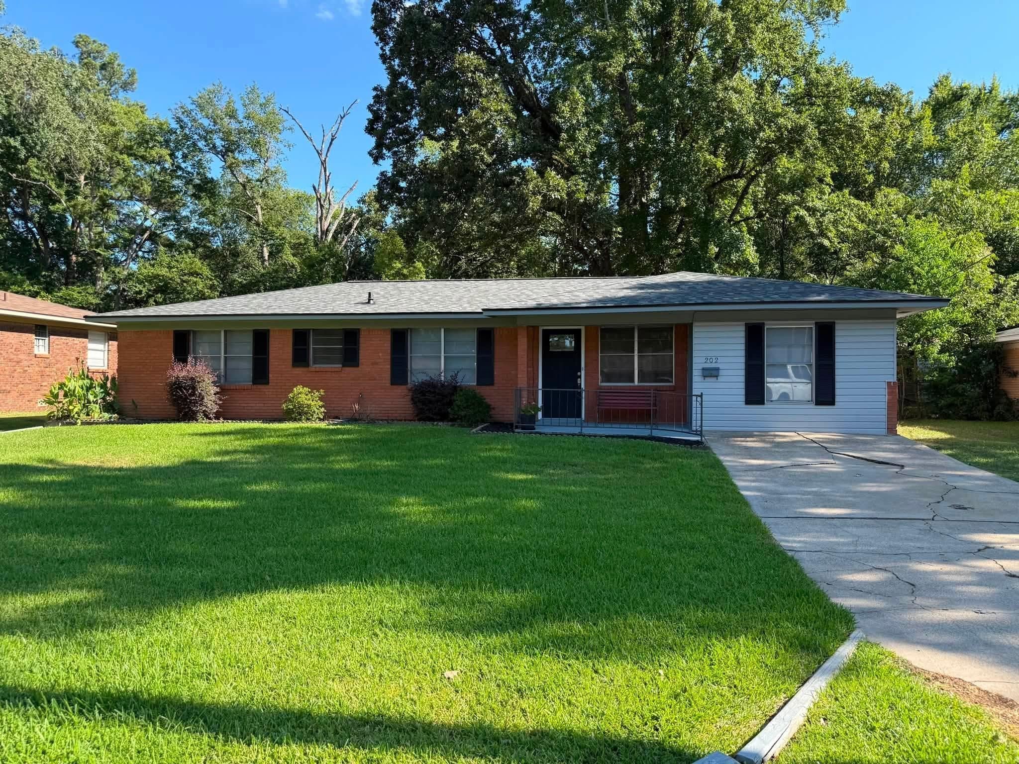 202 Shamrock Dr — photo