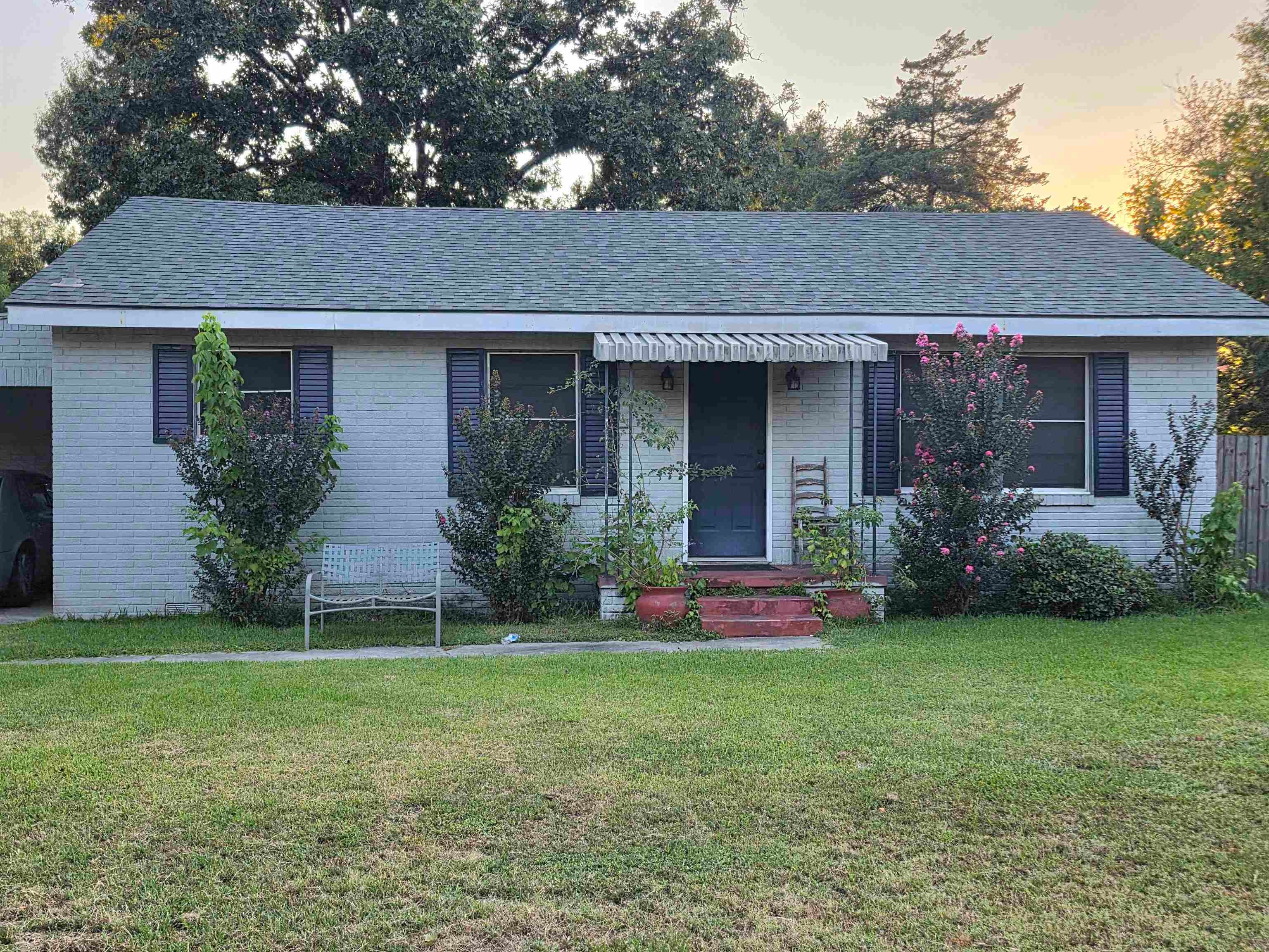 2103 Pine Tree Rd — photo