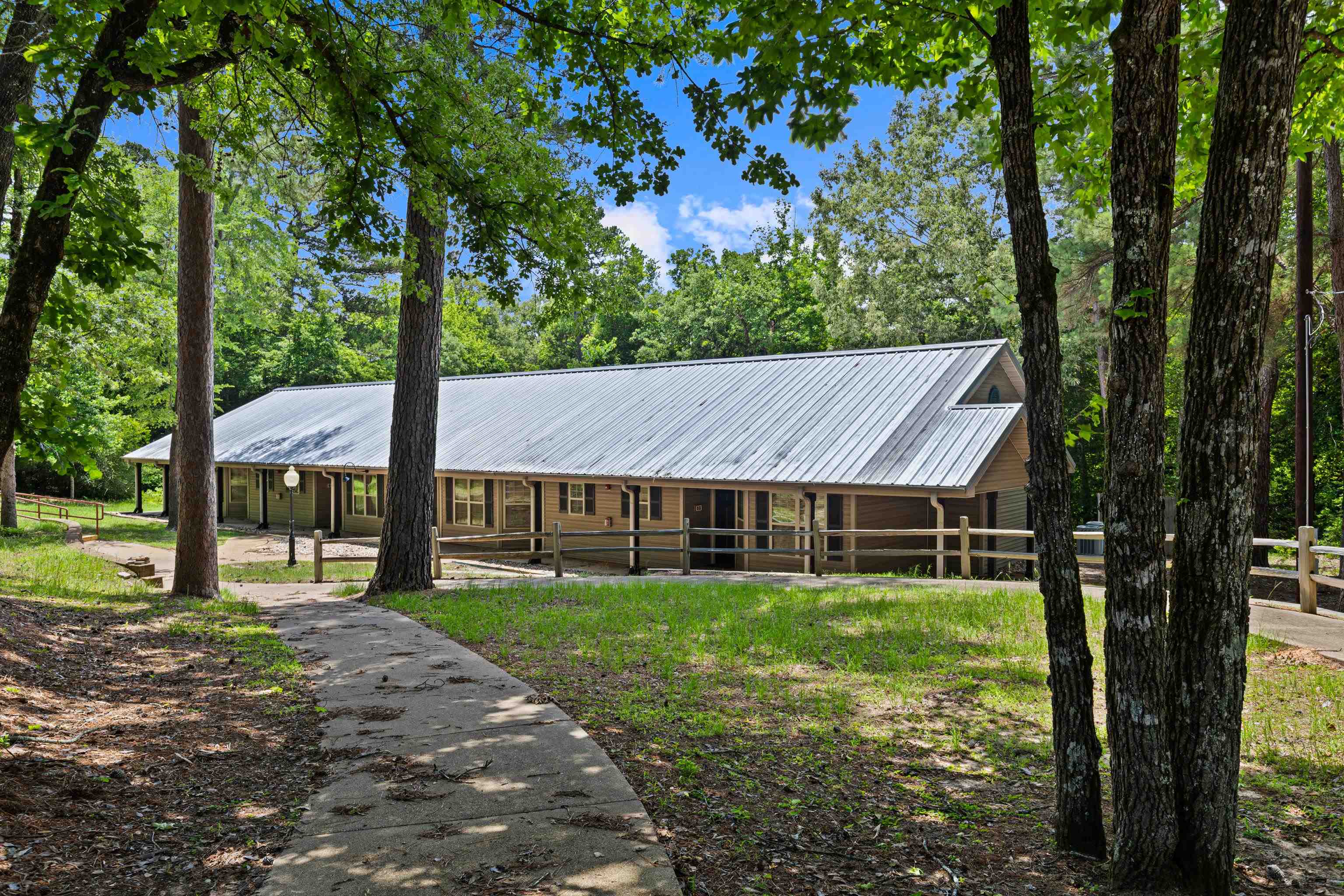 516 Holly Trail East — photo