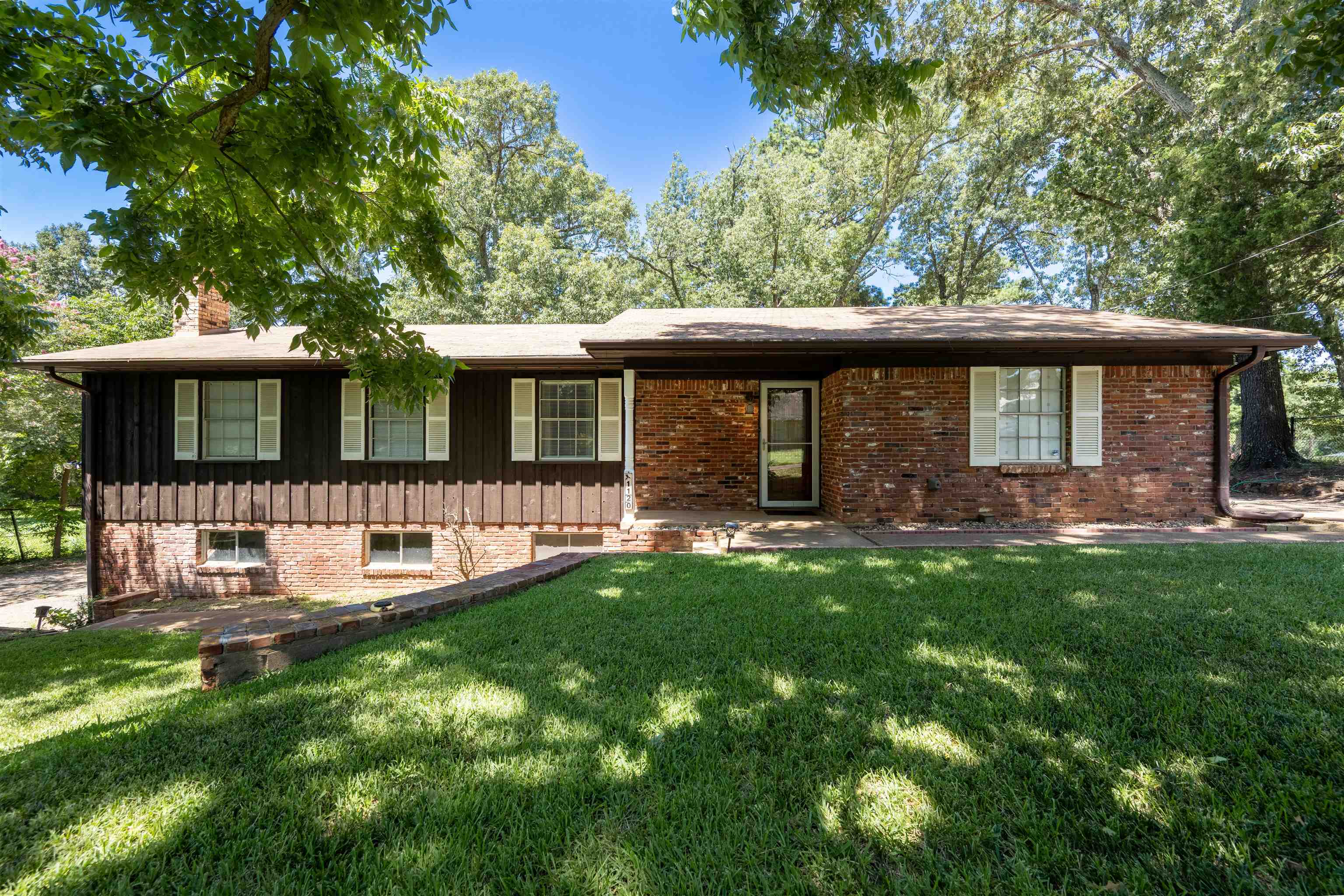 11120 Oak Street — photo