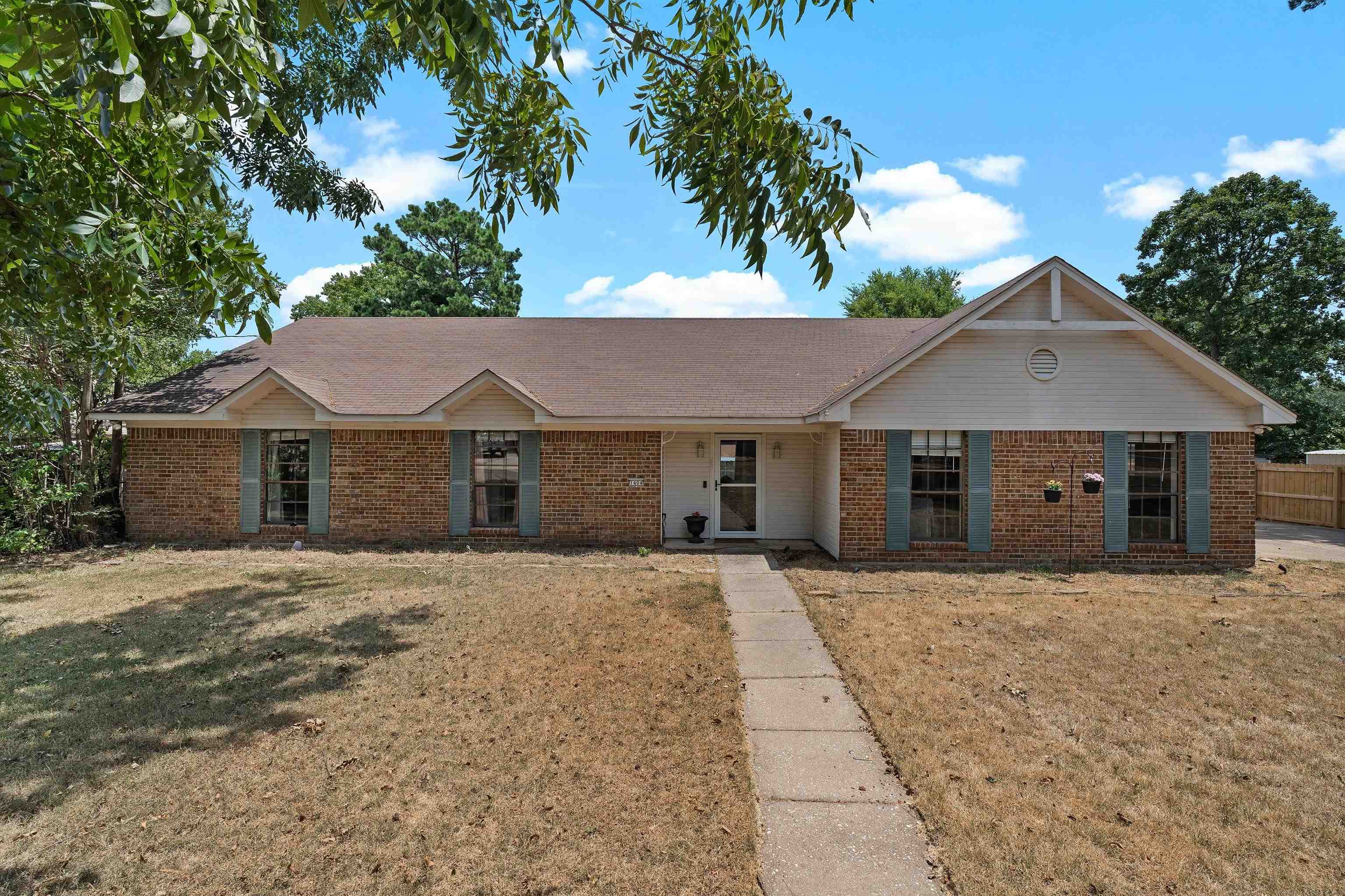 1404 Greenbriar Drive — photo