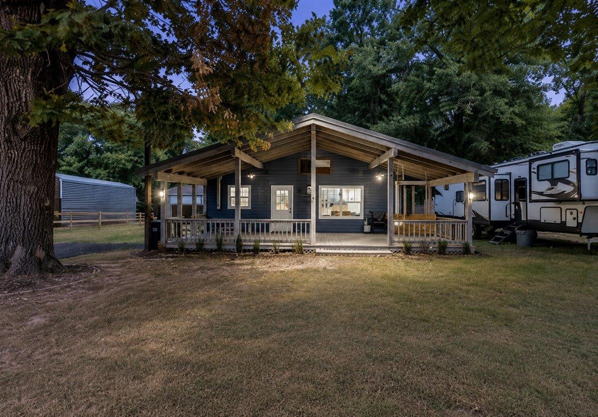 862 Lakeview Dr. — photo