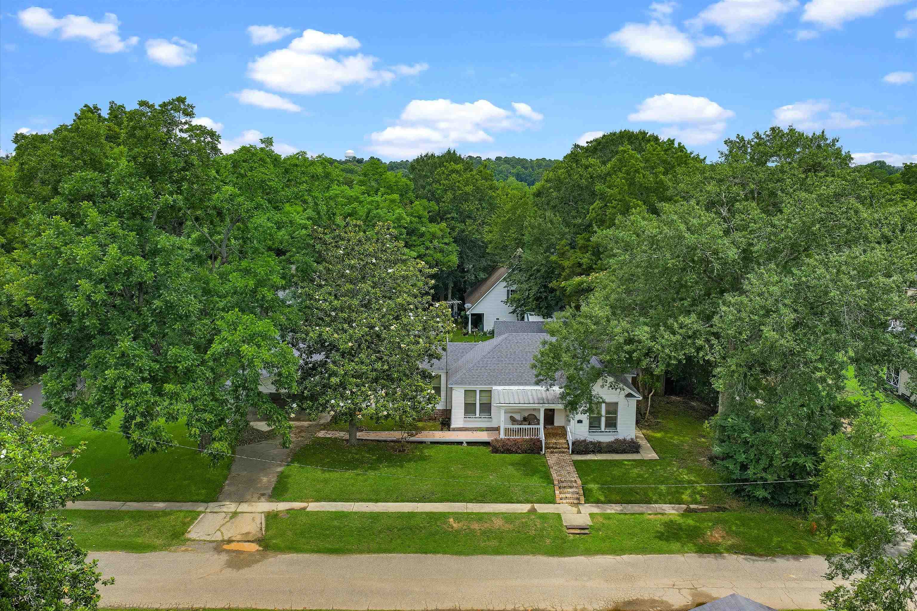 607 E Delta Street, Jefferson, TX 75657 — photo 2