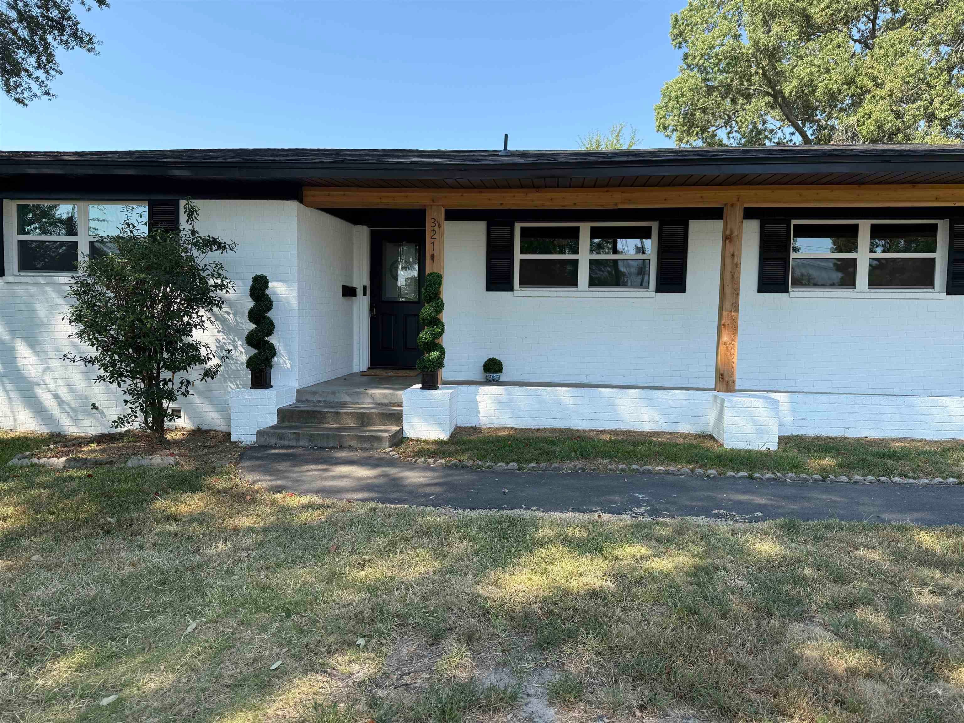 3211 Fernwood Dr — photo