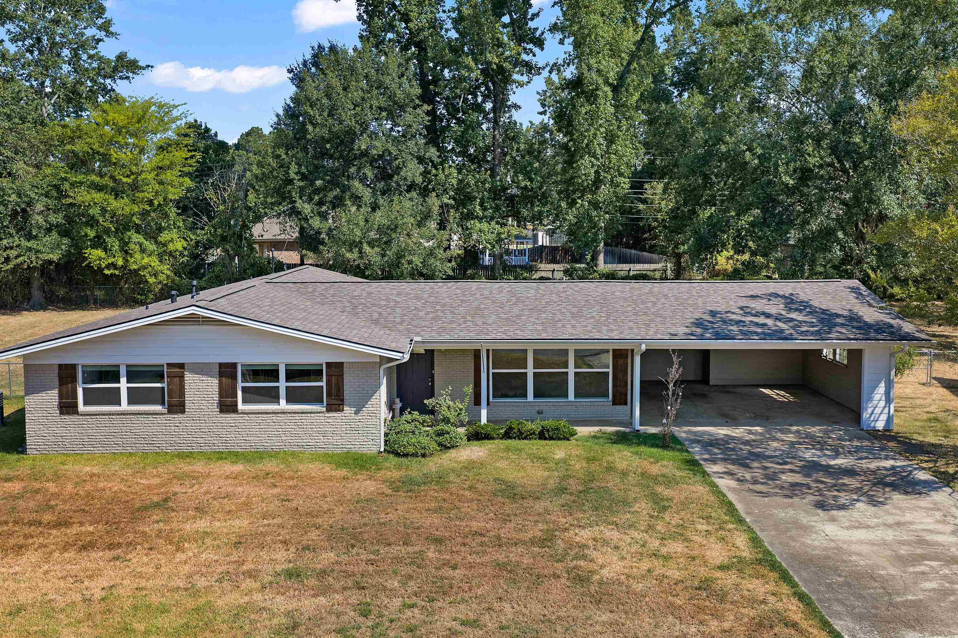 1130 Lynnwood Dr — photo