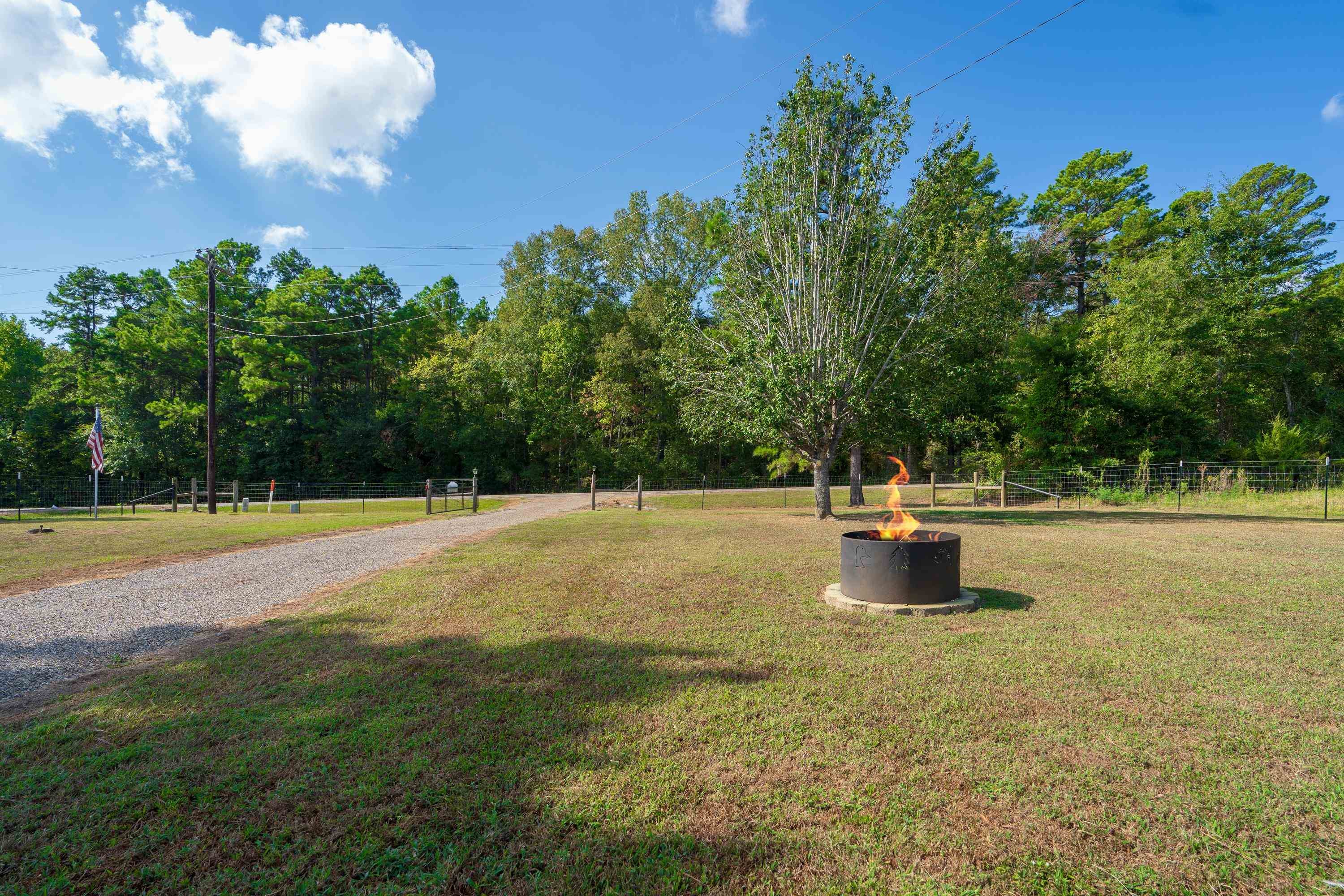 7058 FM 959 — photo