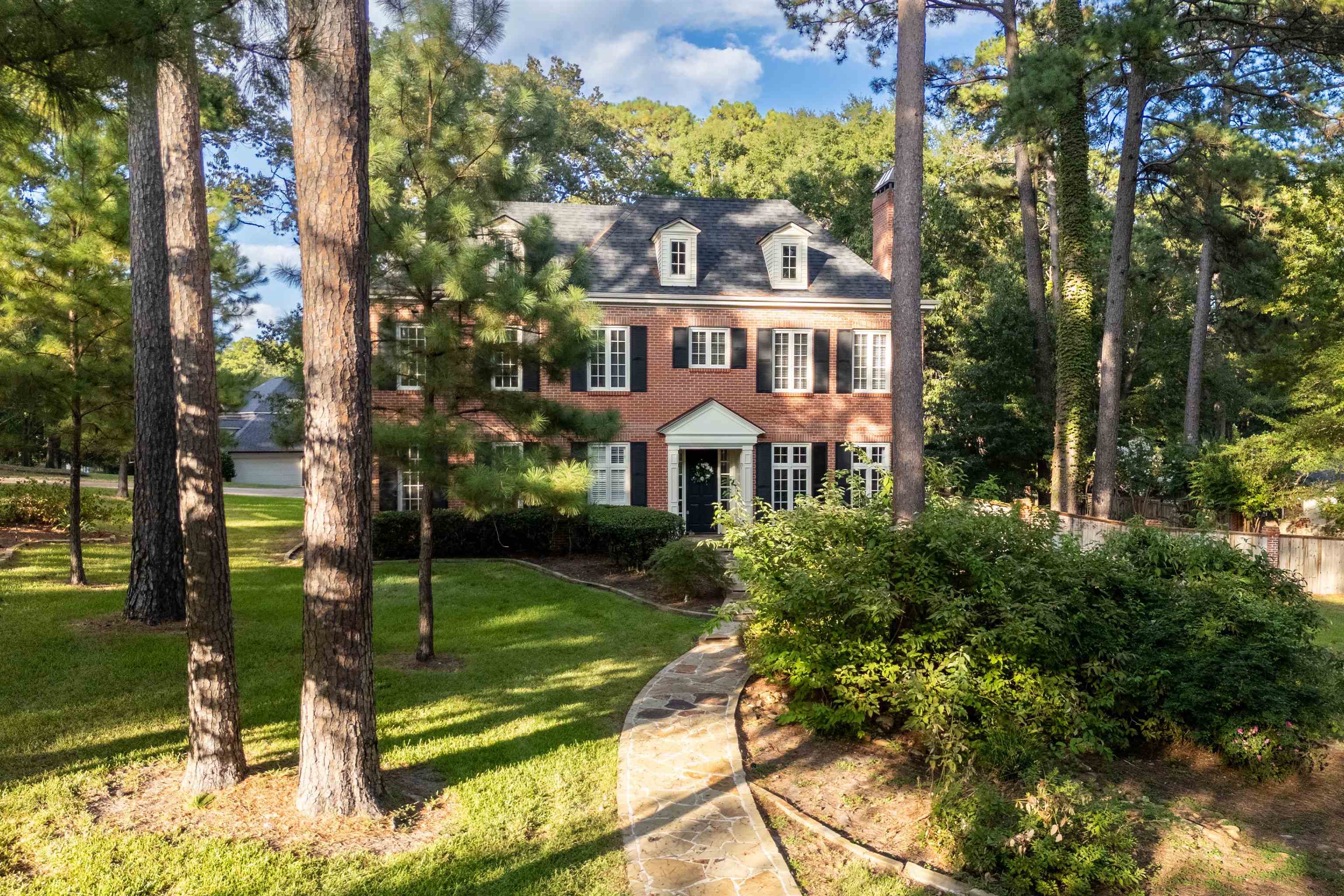 301 Hunters Creek Dr — photo
