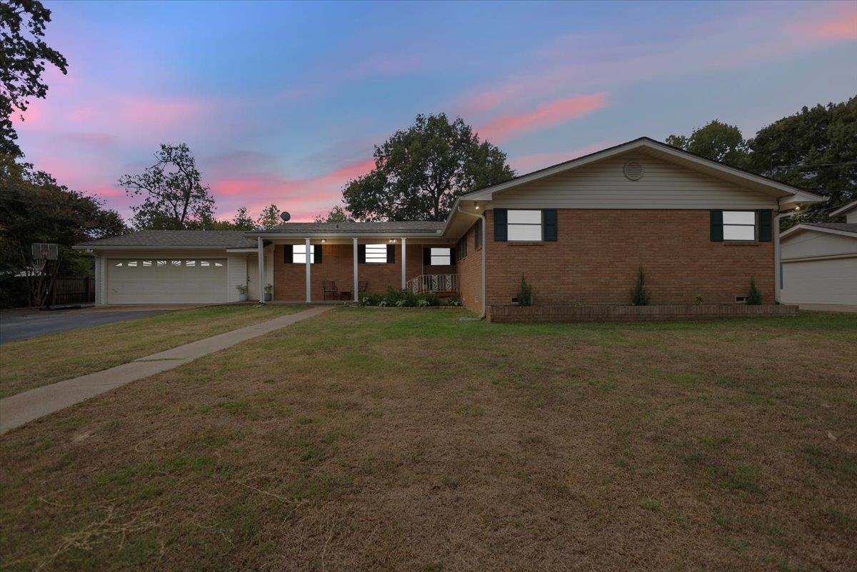 2202 Clayton Lane — photo