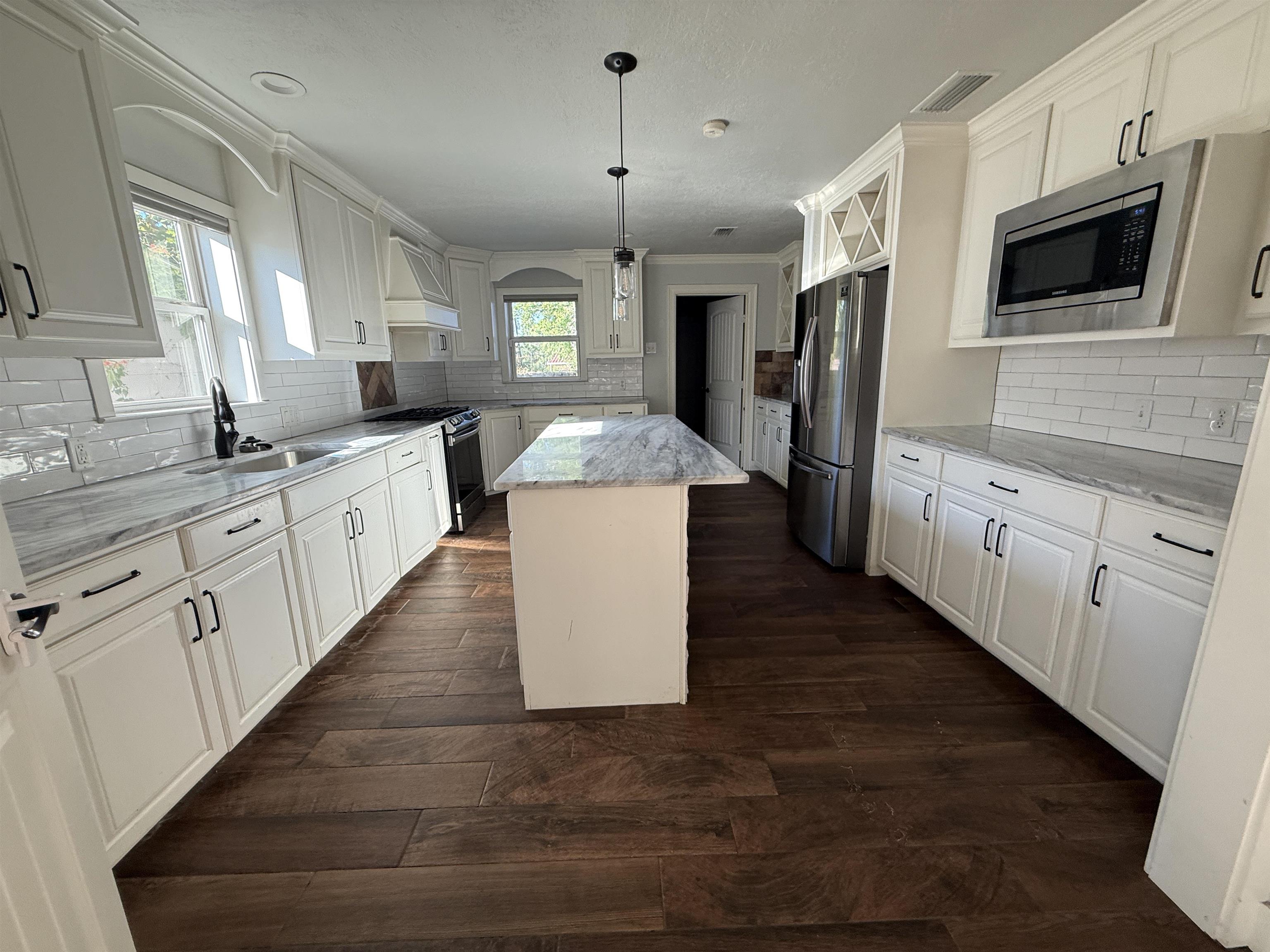 403 E Henderson Street, Overton, TX 75684 — photo 2