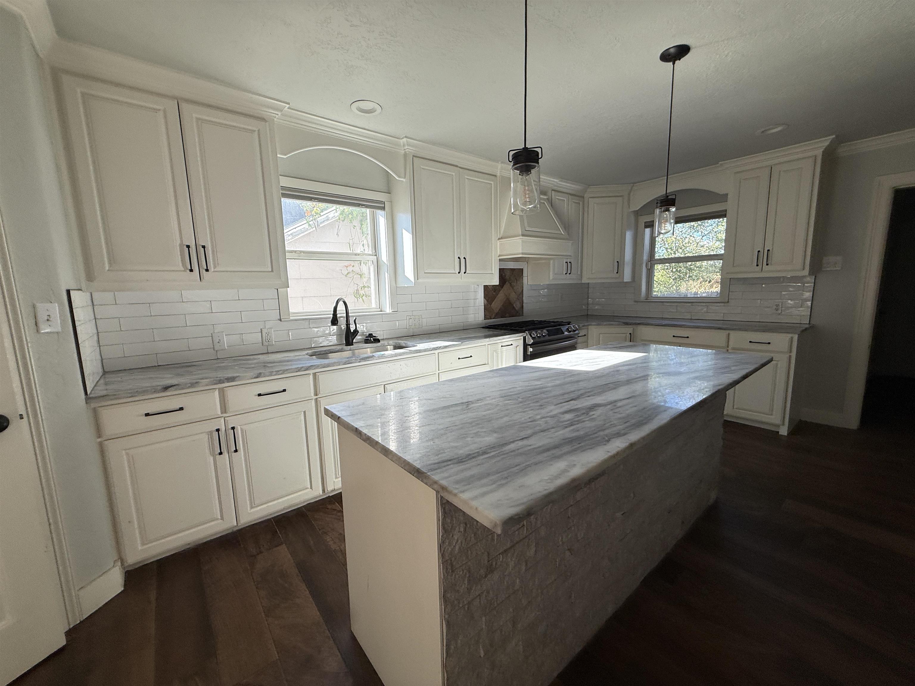 403 E Henderson Street, Overton, TX 75684 — photo 3