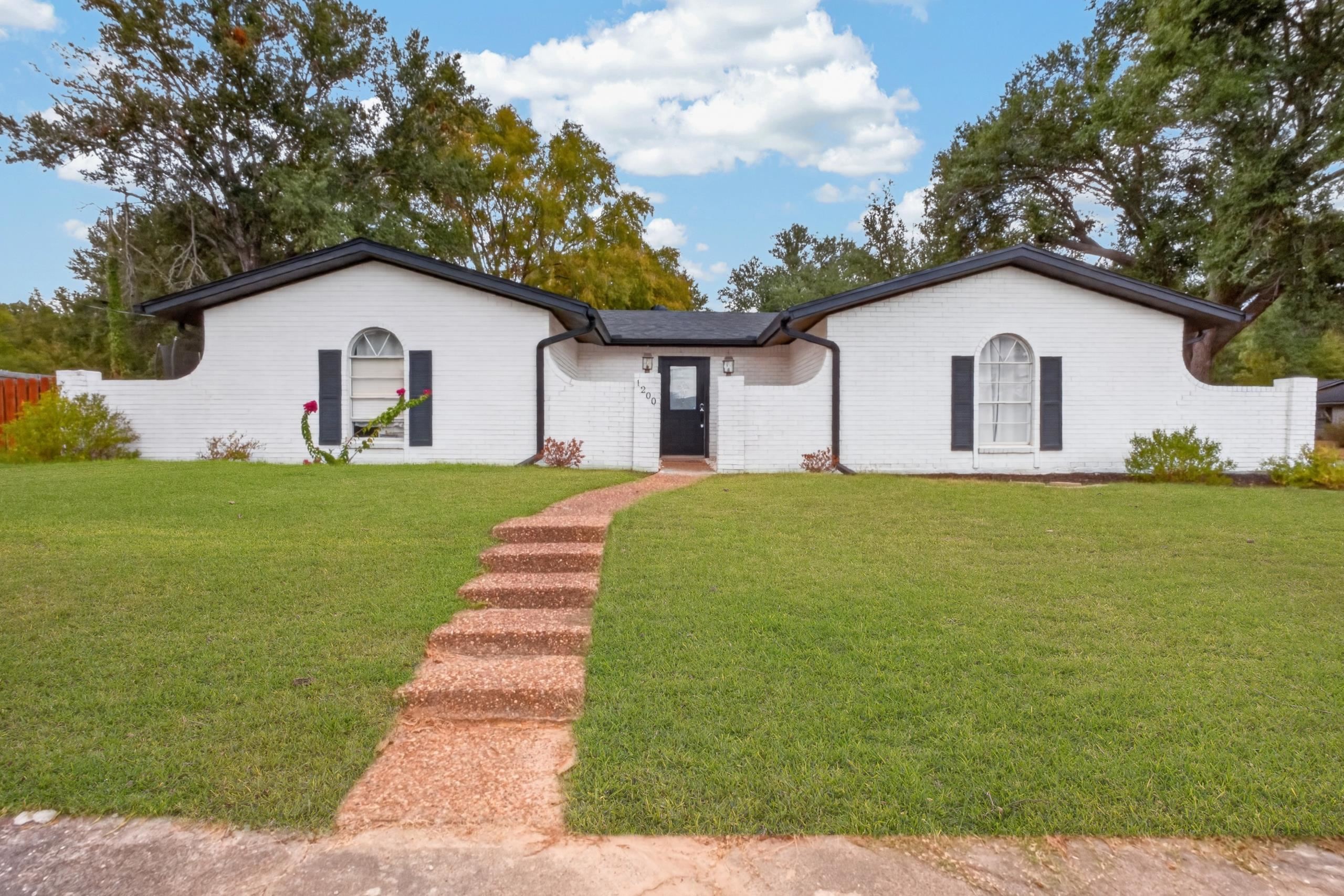 1200 Slaydon Street — photo