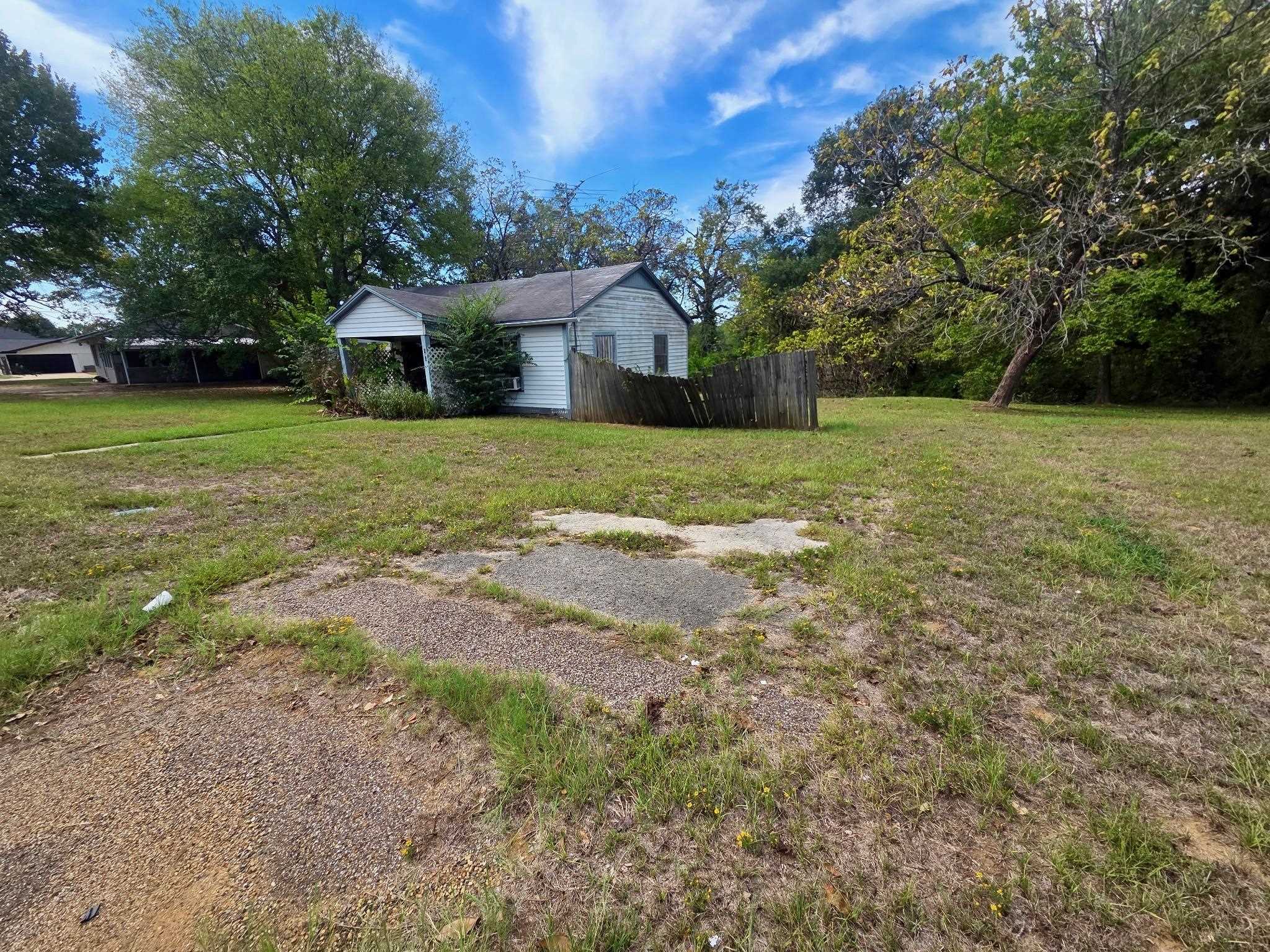 303 N White Oak Road — photo