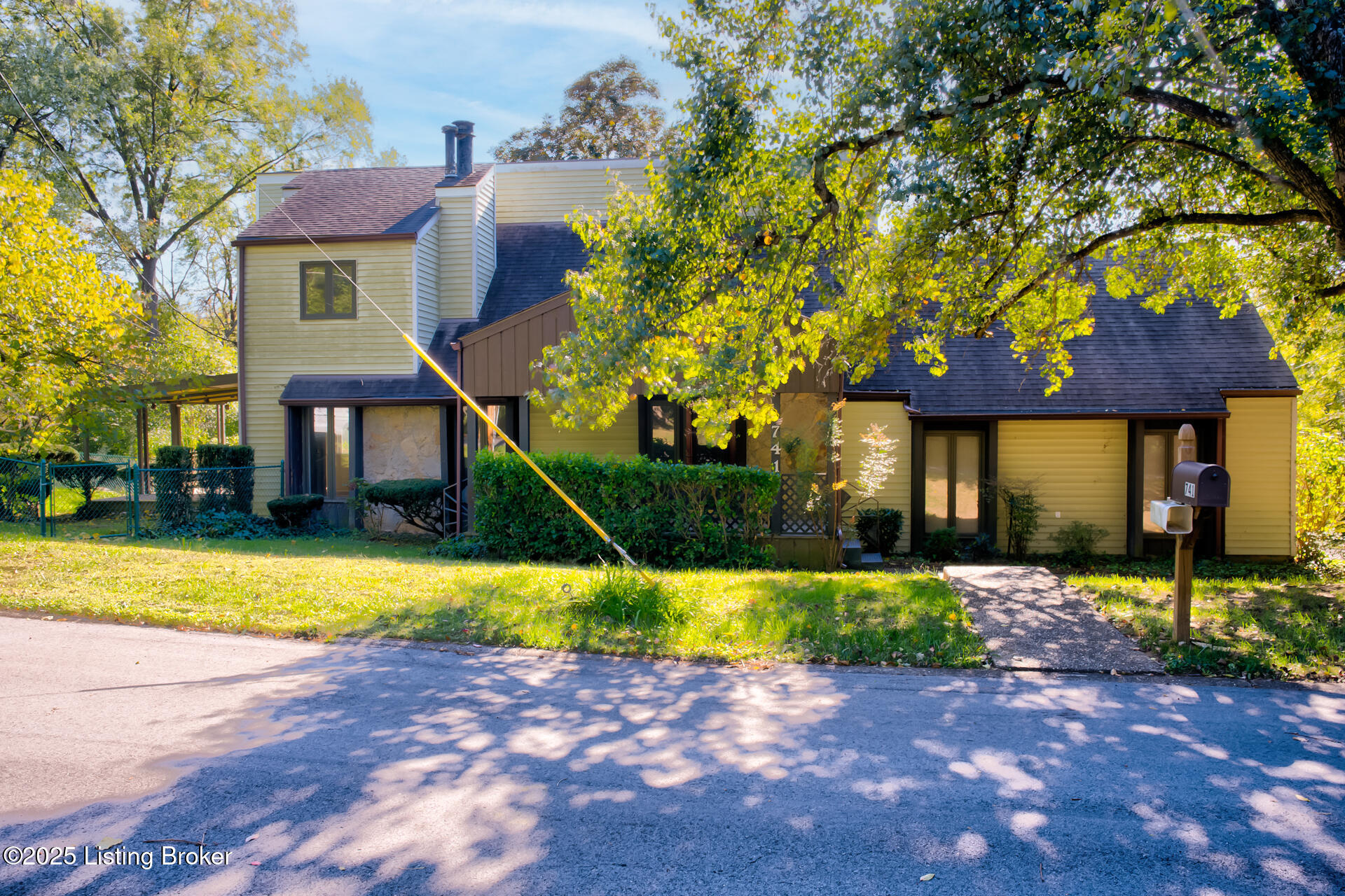 741 Middle Way — photo