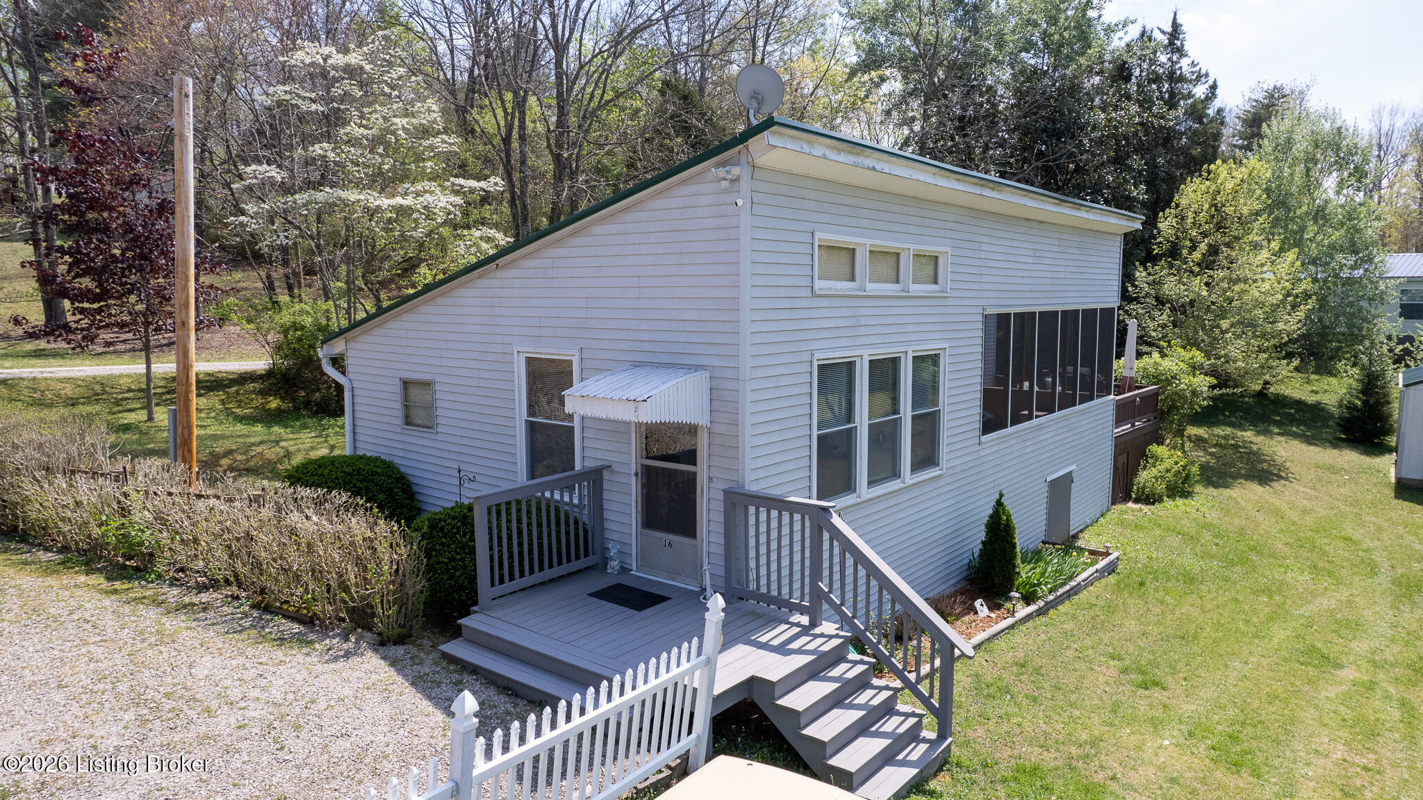 16 Lakeside Dr — photo