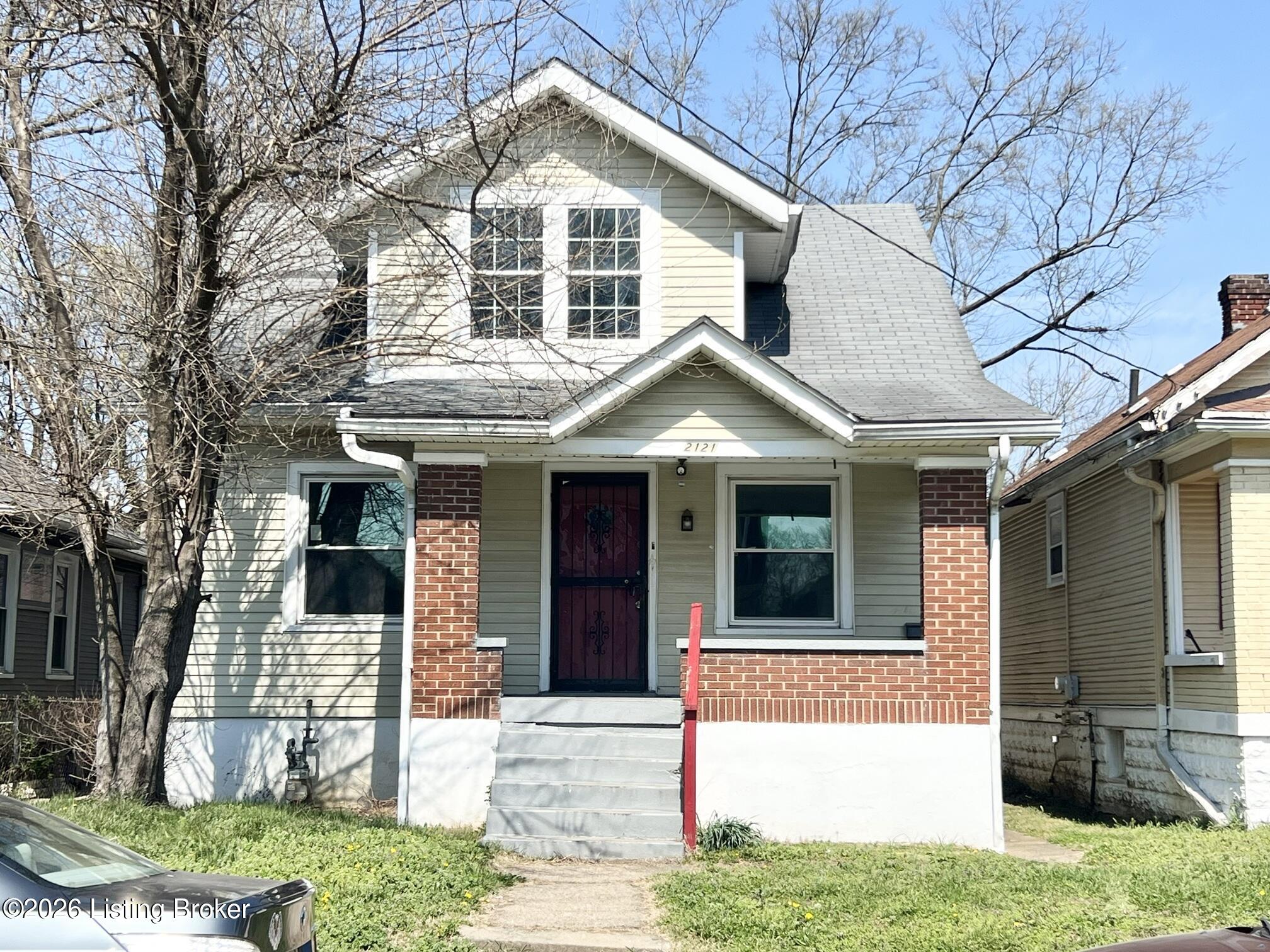 2121 W Lee St — photo