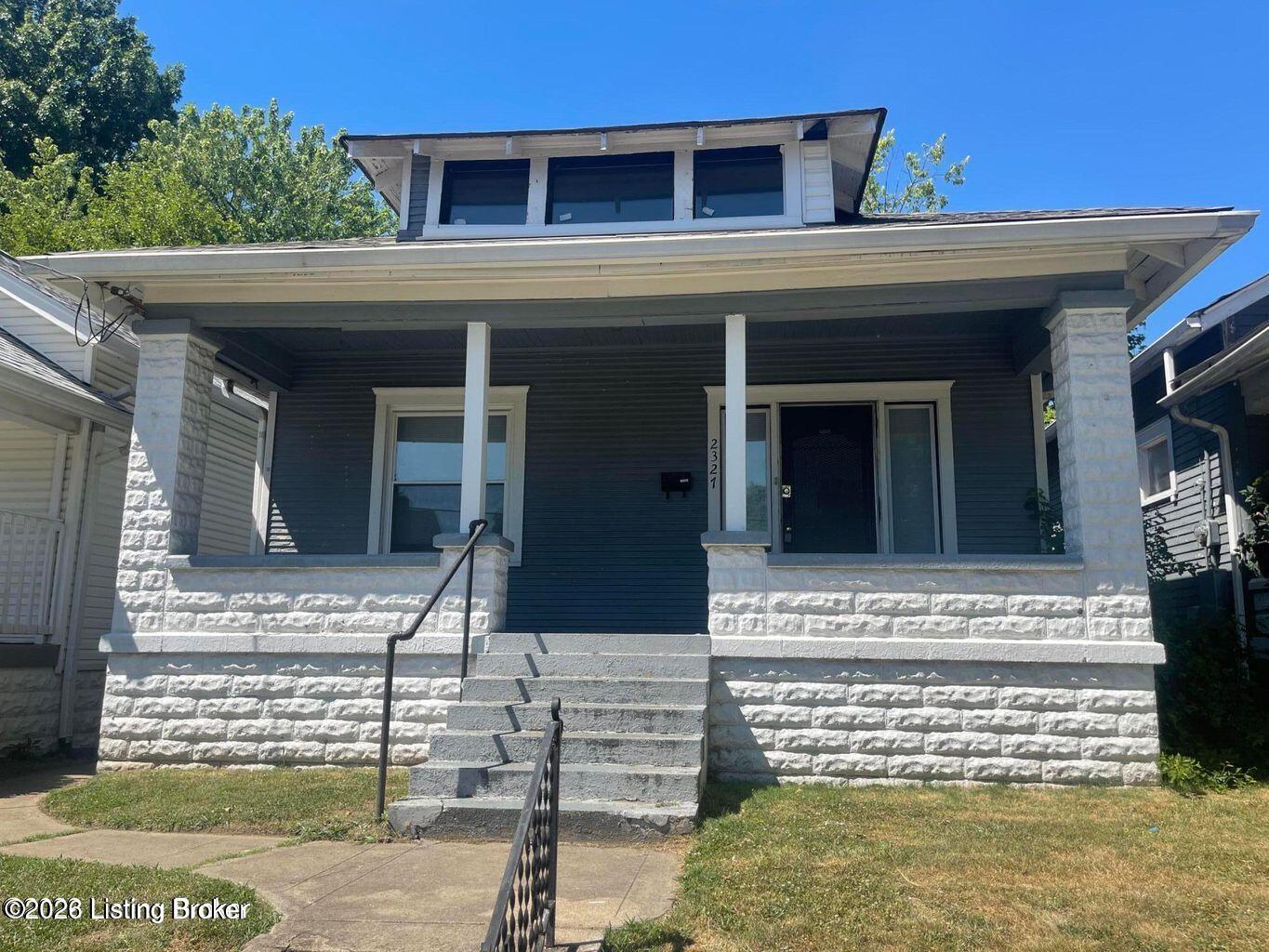 2327 W Oak St — photo