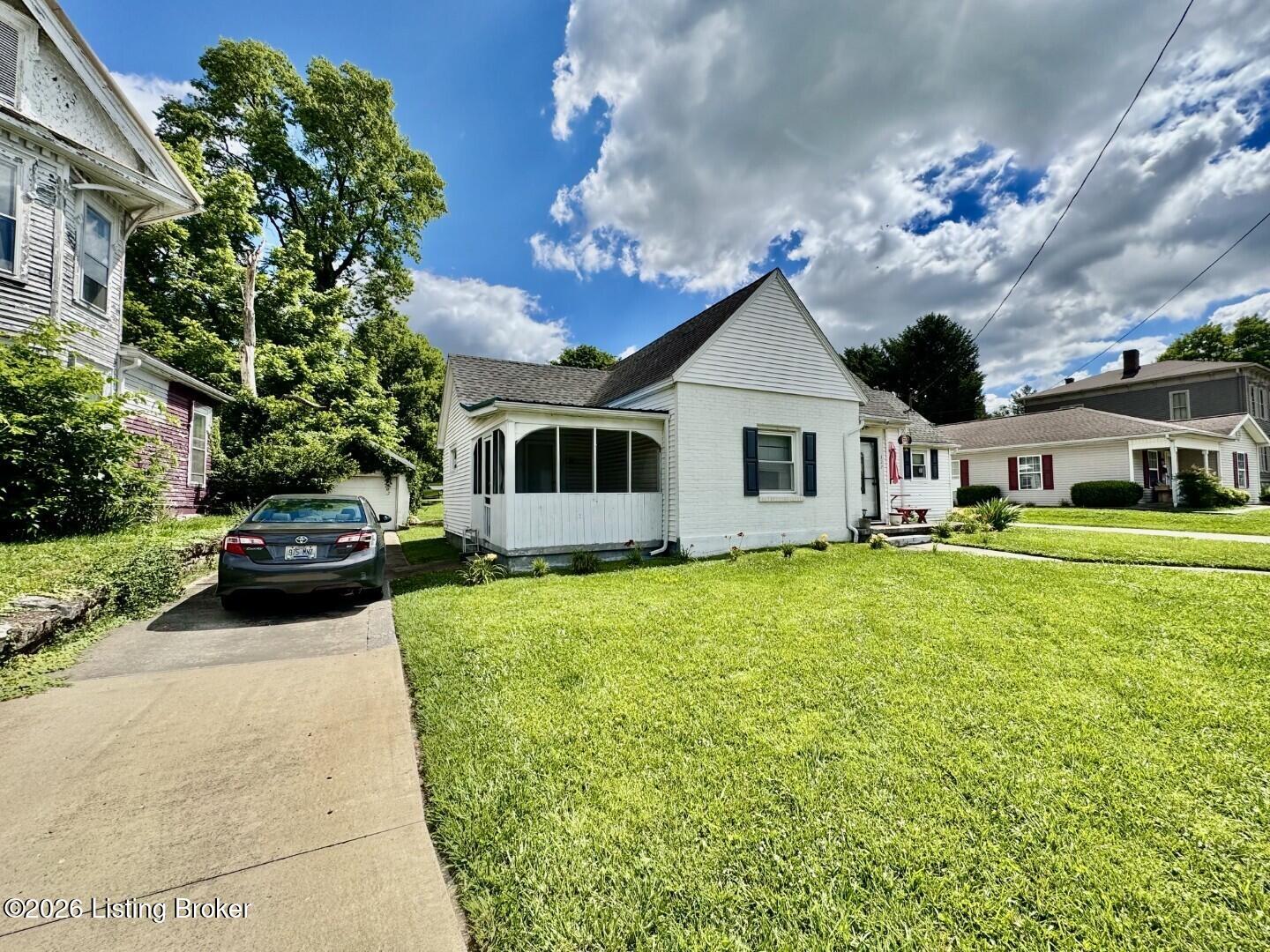 327 E Main St, Springfield, KY 40069 — photo 2