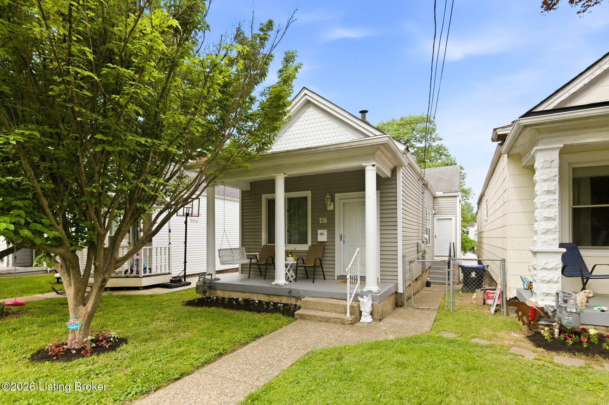 216 Saunders Ave — photo