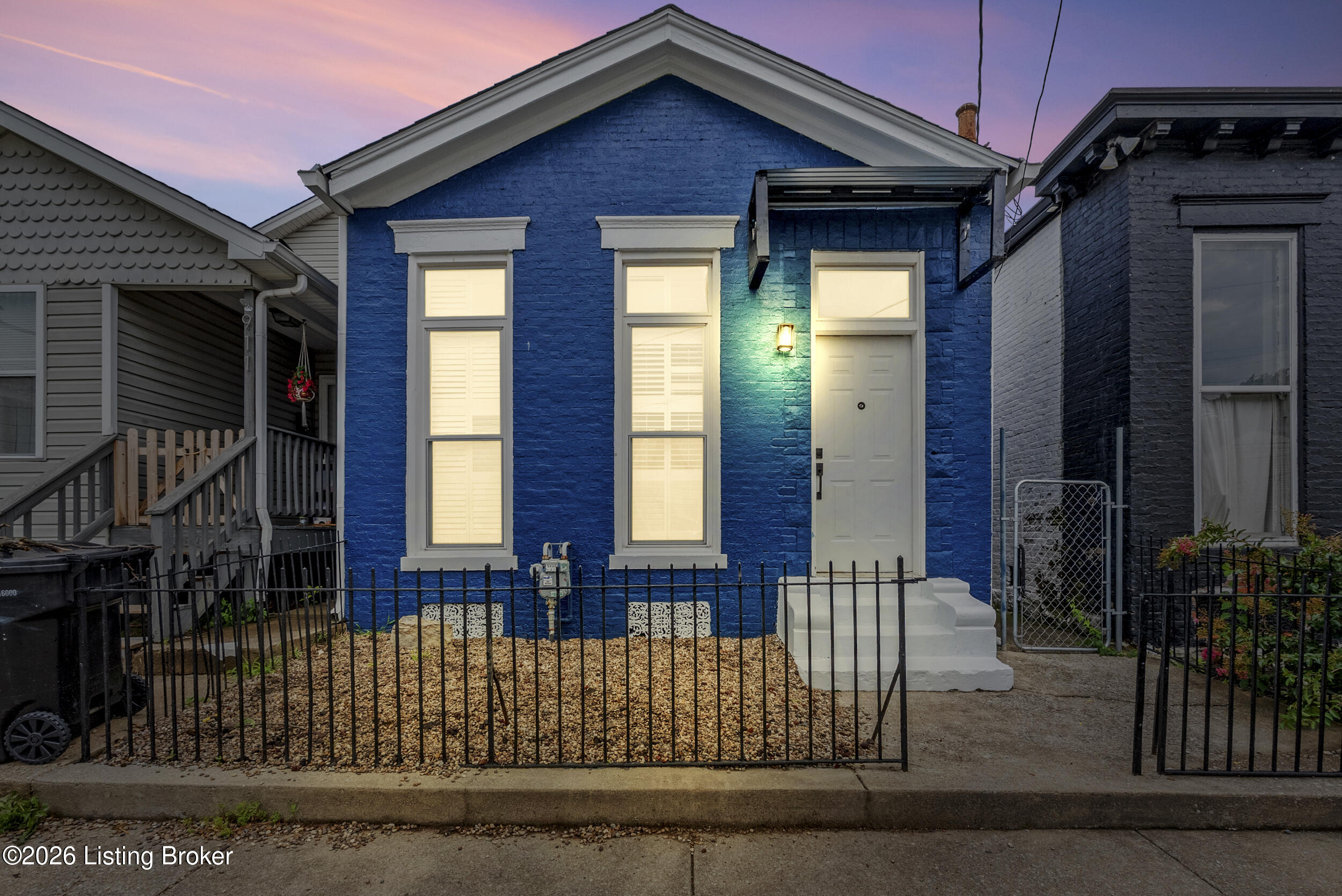 913 E Madison St — photo