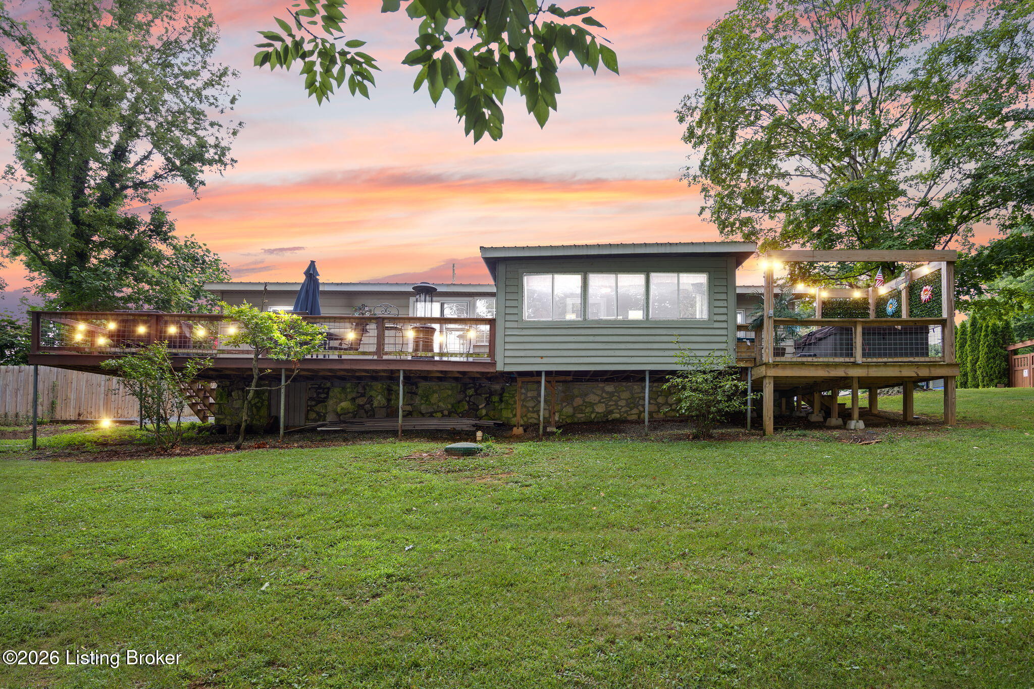360 Maple Dr — photo