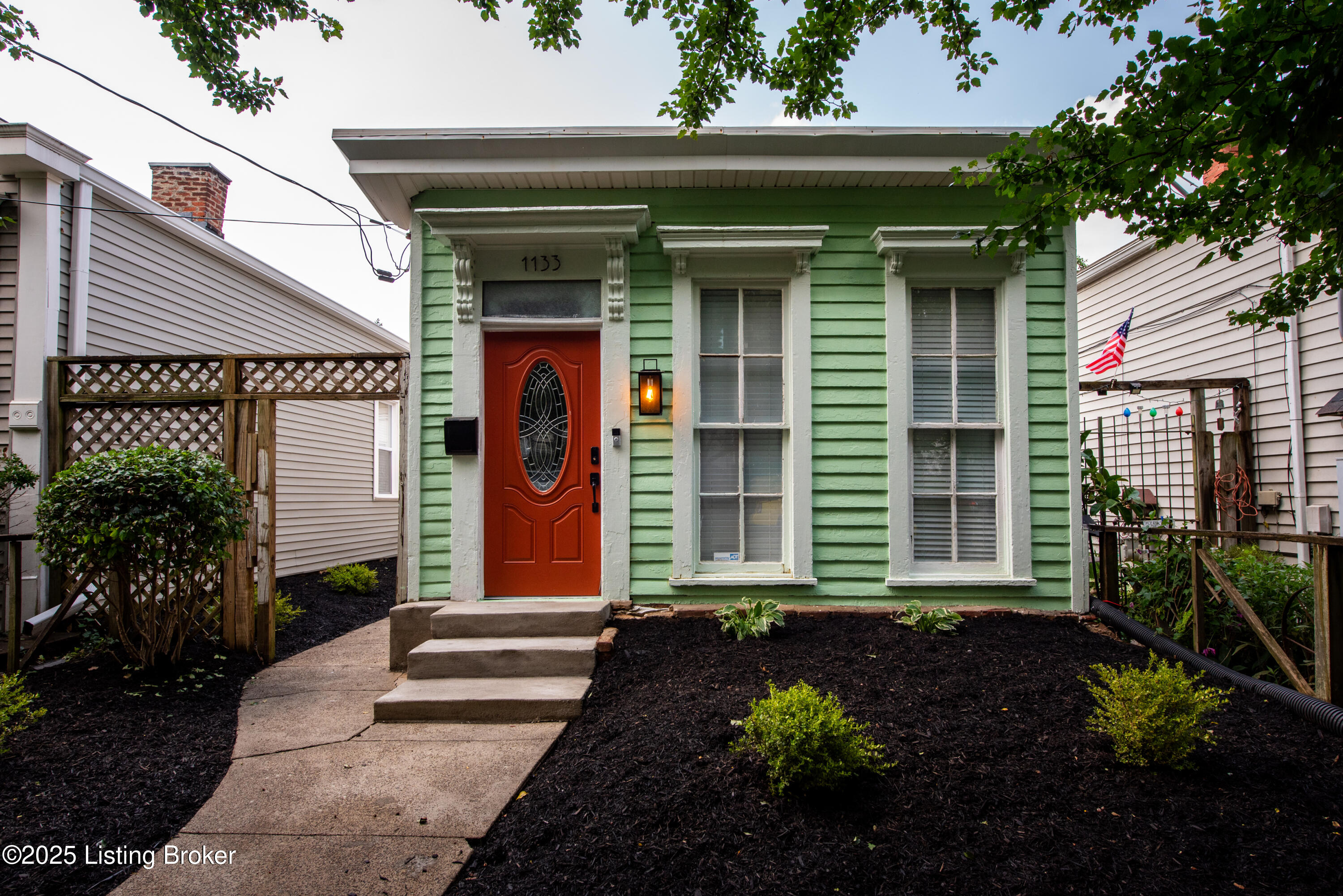 1133 Rogers St — photo